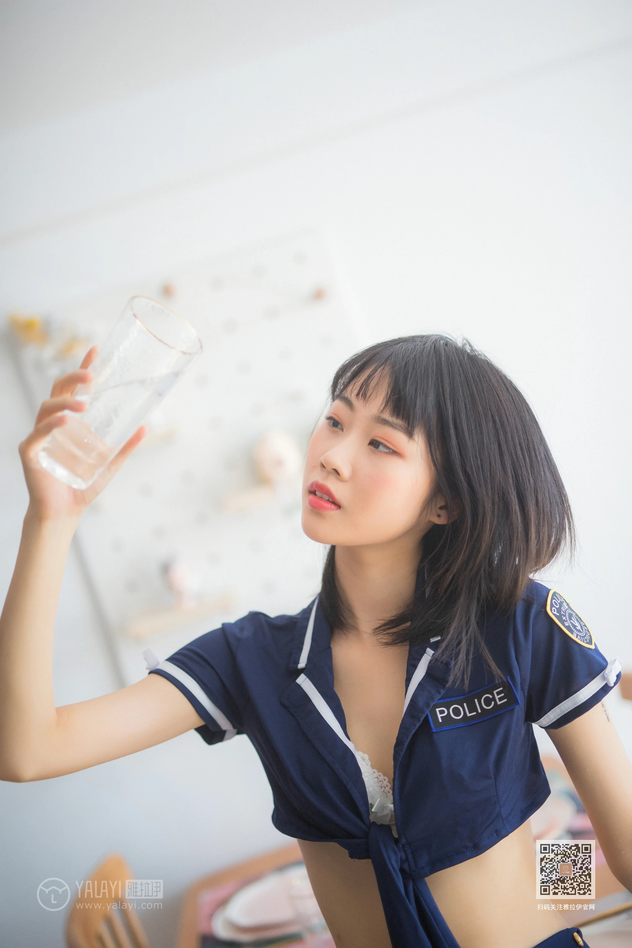 [YALAYI雅拉伊]Vol.544 雷霆警花 粉粉 蓝色情趣制服加短裙性感私房写真集第2张