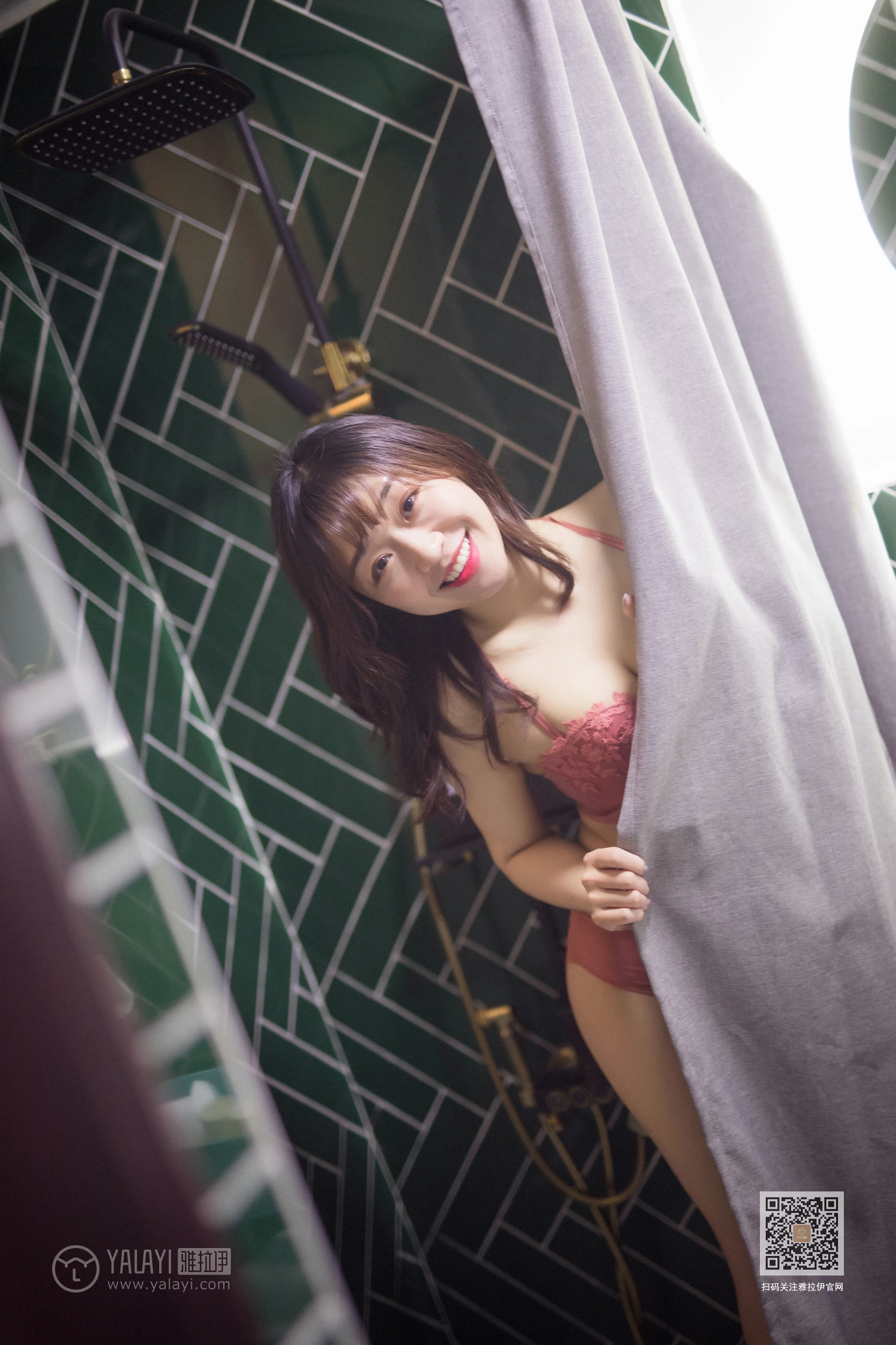 [YALAYI雅拉伊]Vol.551 六十六楼往下看 小颖 红色蕾丝内衣性感私房写真集第4张