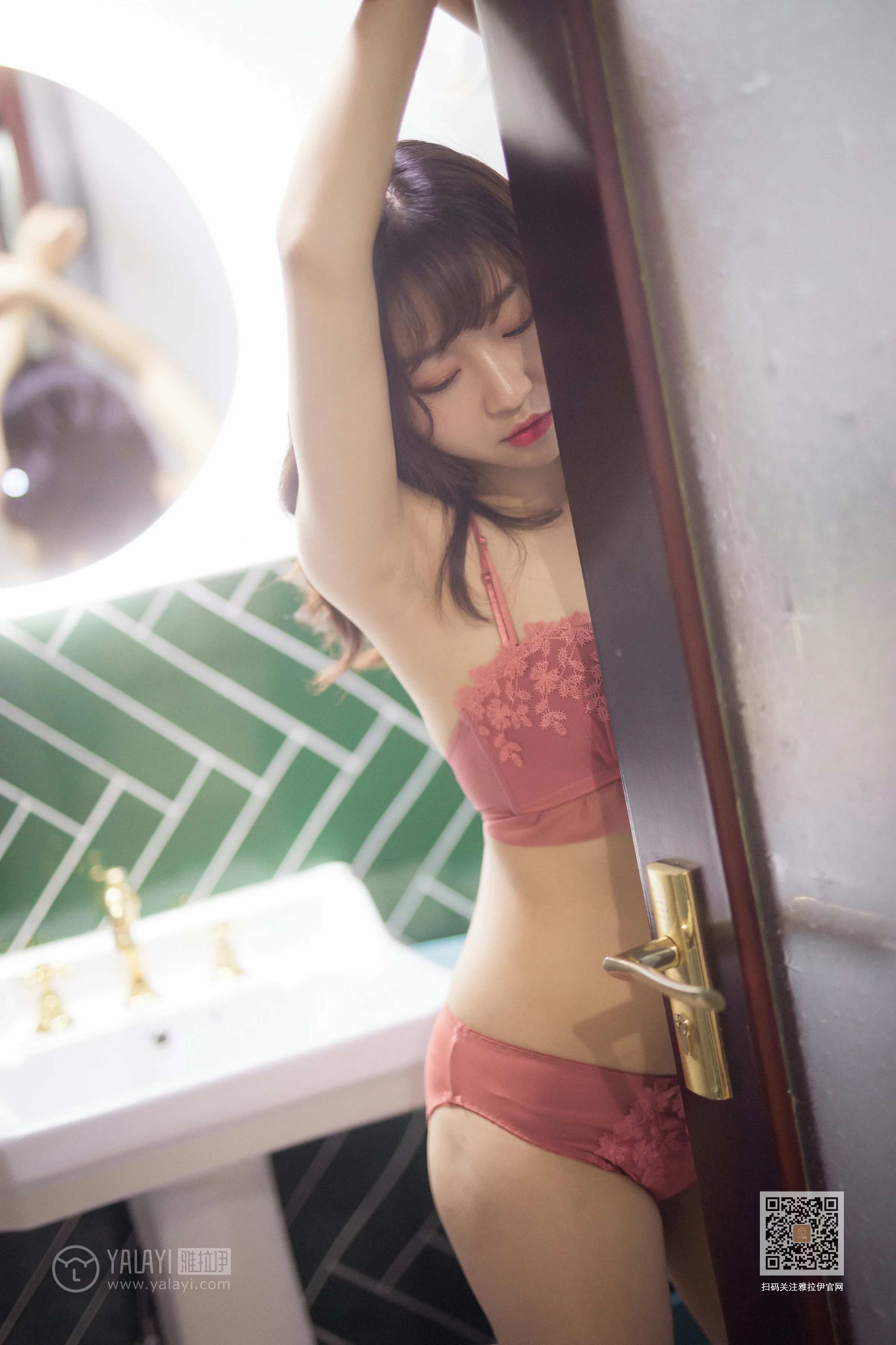 [YALAYI雅拉伊]Vol.551 六十六楼往下看 小颖 红色蕾丝内衣性感私房写真集第6张