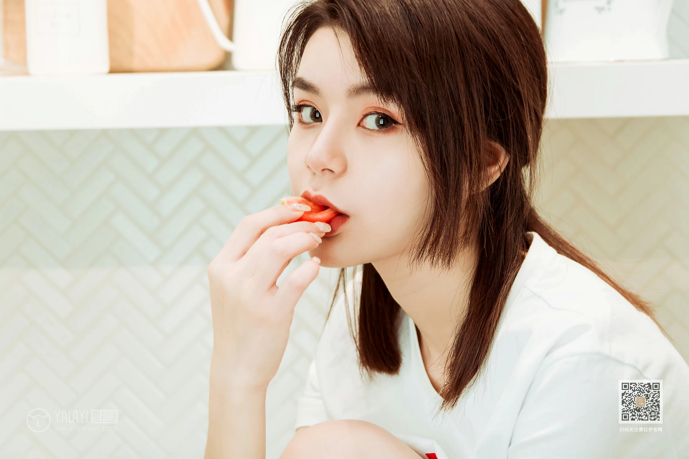 [YALAYI雅拉伊]Vol.554 蓉蓉的瘦身餐 白色短袖加白色蕾丝内裤性感私房写真集第10张