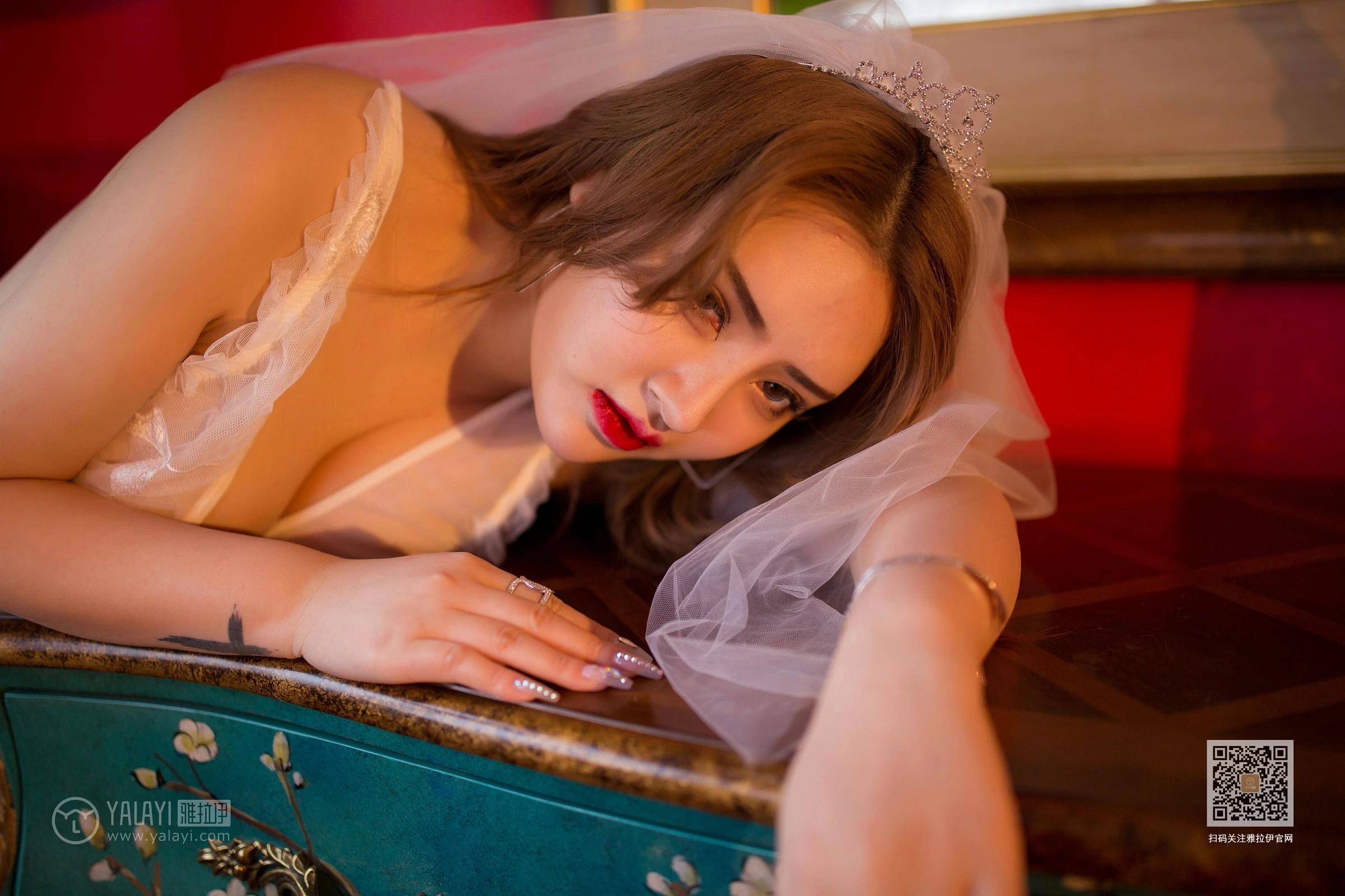 [YALAYI雅拉伊]Vol.555 专属新娘 芸夕 透视情趣婚纱加白色丝袜美腿玉足性感私房写真集第10张