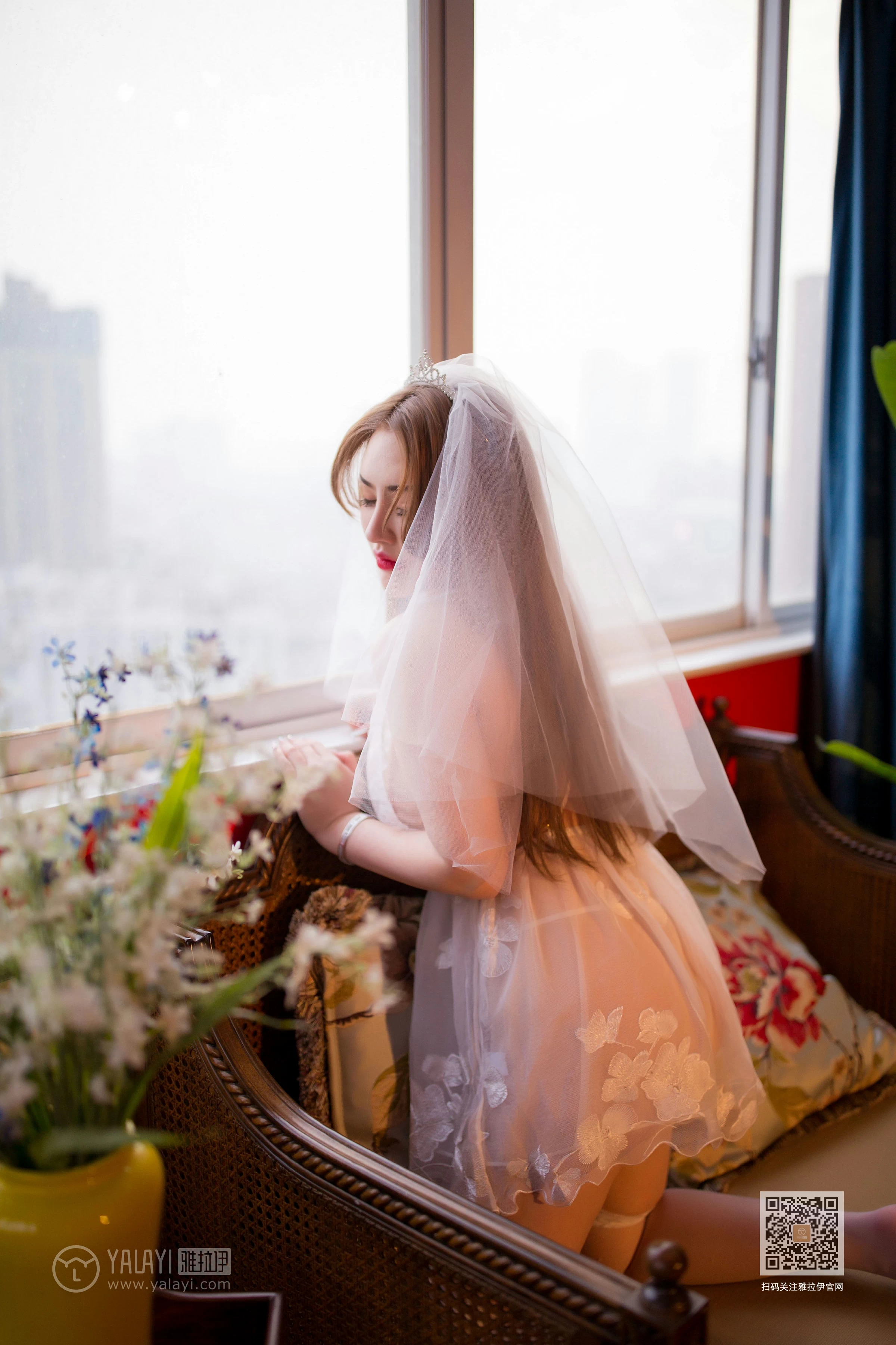 [YALAYI雅拉伊]Vol.555 专属新娘 芸夕 透视情趣婚纱加白色丝袜美腿玉足性感私房写真集第12张