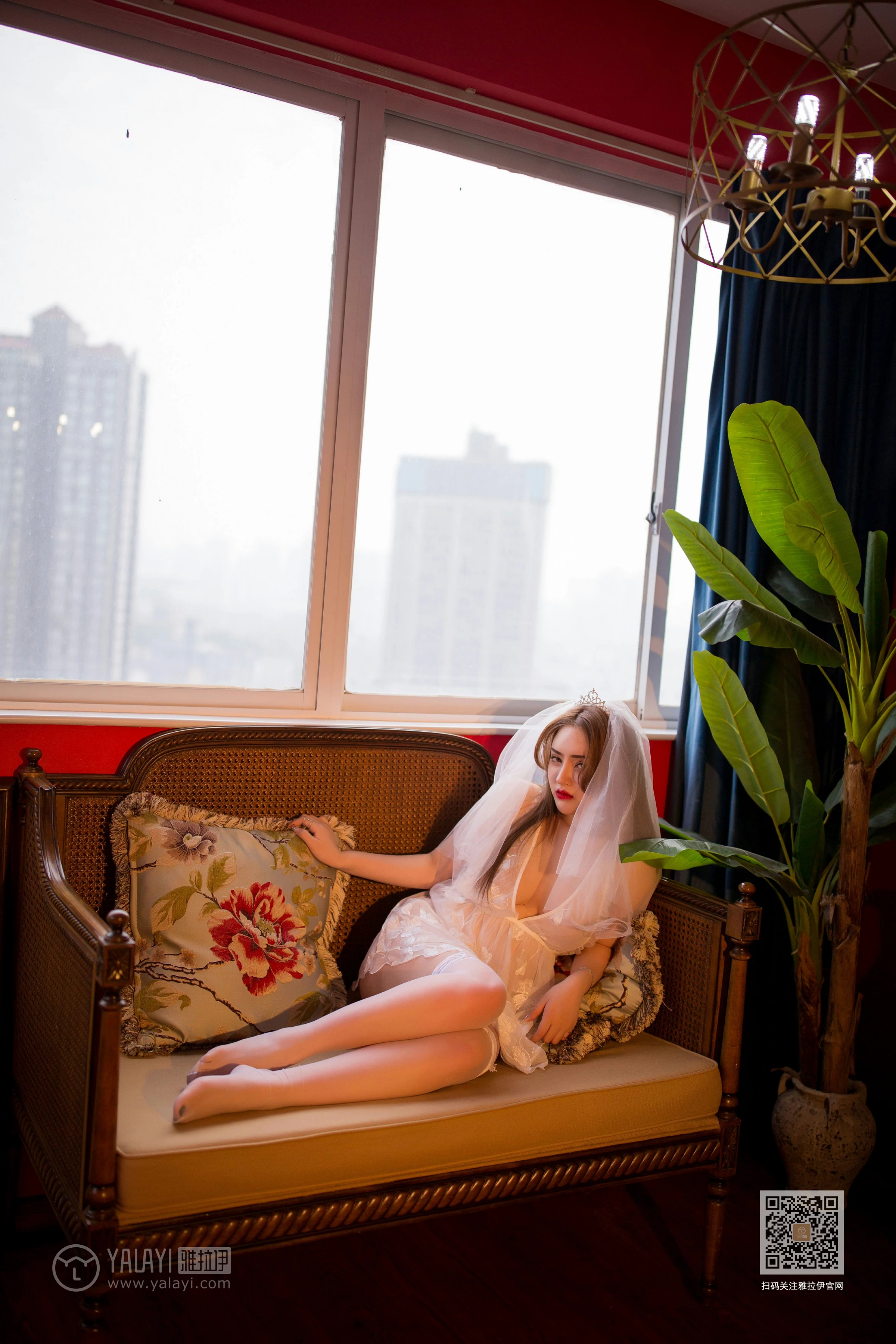 [YALAYI雅拉伊]Vol.555 专属新娘 芸夕 透视情趣婚纱加白色丝袜美腿玉足性感私房写真集第13张