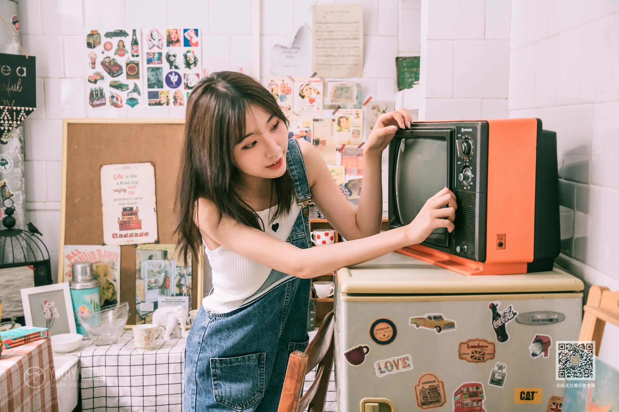 [YALAYI雅拉伊]Vol.559 我的前女友 小乔 背带牛仔连身裤加白色性感小背心私房写真集第3张