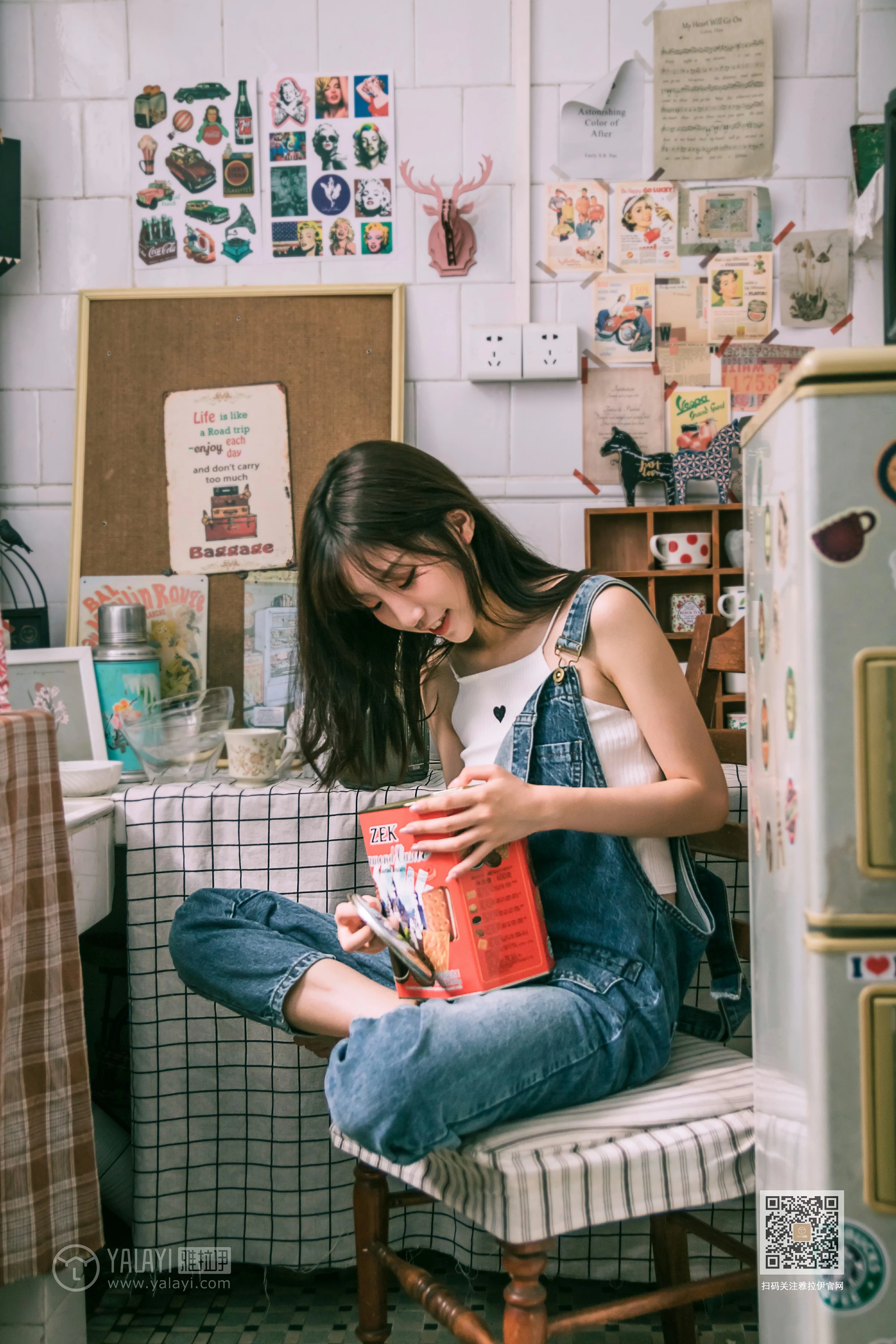 [YALAYI雅拉伊]Vol.559 我的前女友 小乔 背带牛仔连身裤加白色性感小背心私房写真集第9张