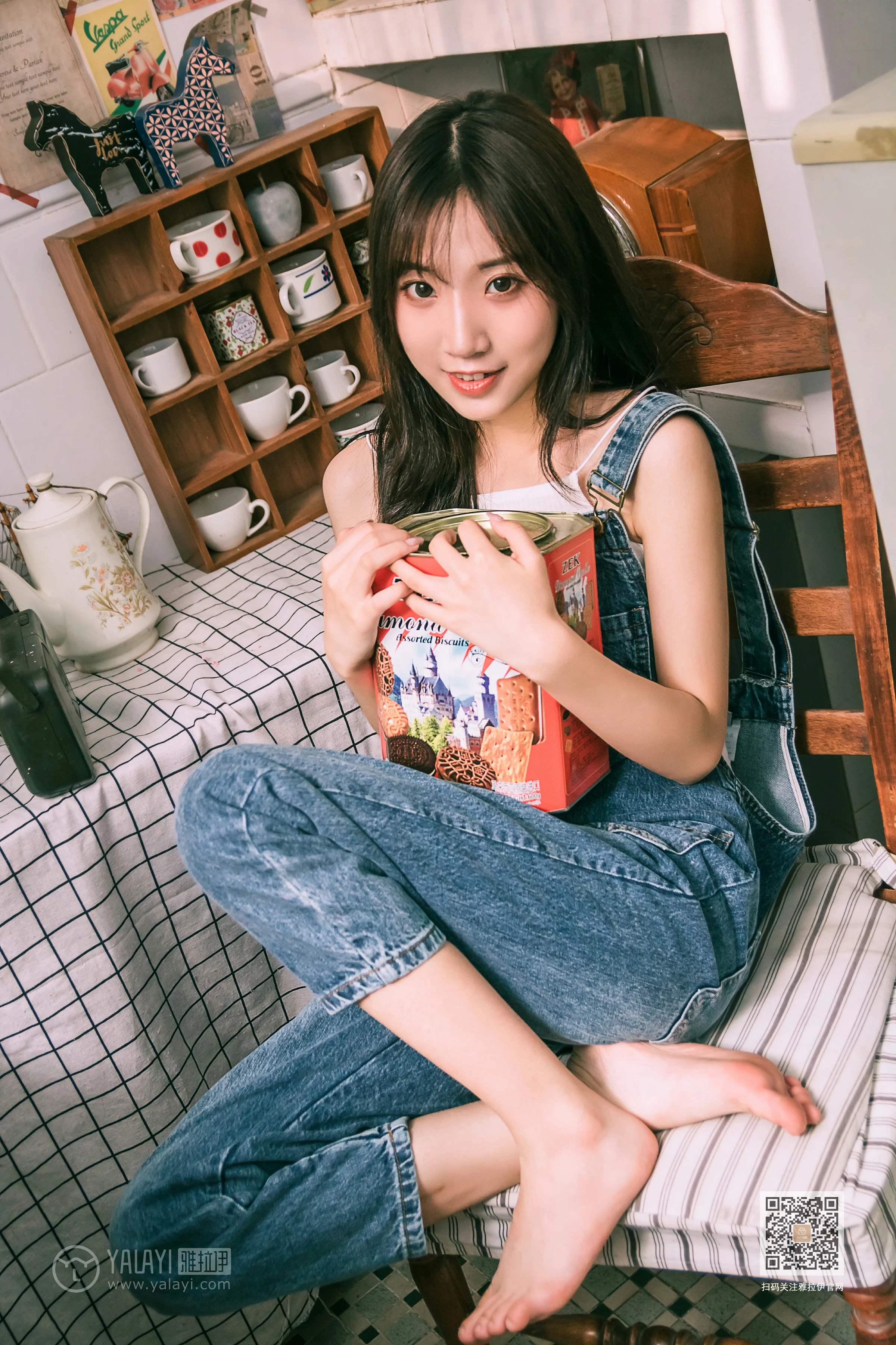 [YALAYI雅拉伊]Vol.559 我的前女友 小乔 背带牛仔连身裤加白色性感小背心私房写真集第9张