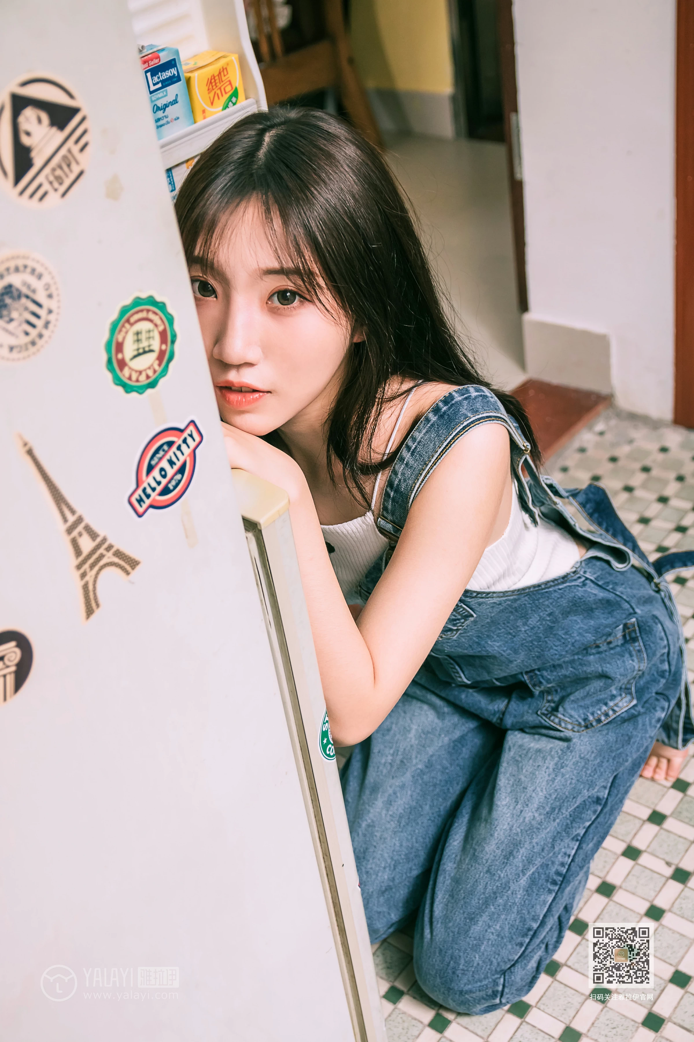 [YALAYI雅拉伊]Vol.559 我的前女友 小乔 背带牛仔连身裤加白色性感小背心私房写真集第12张