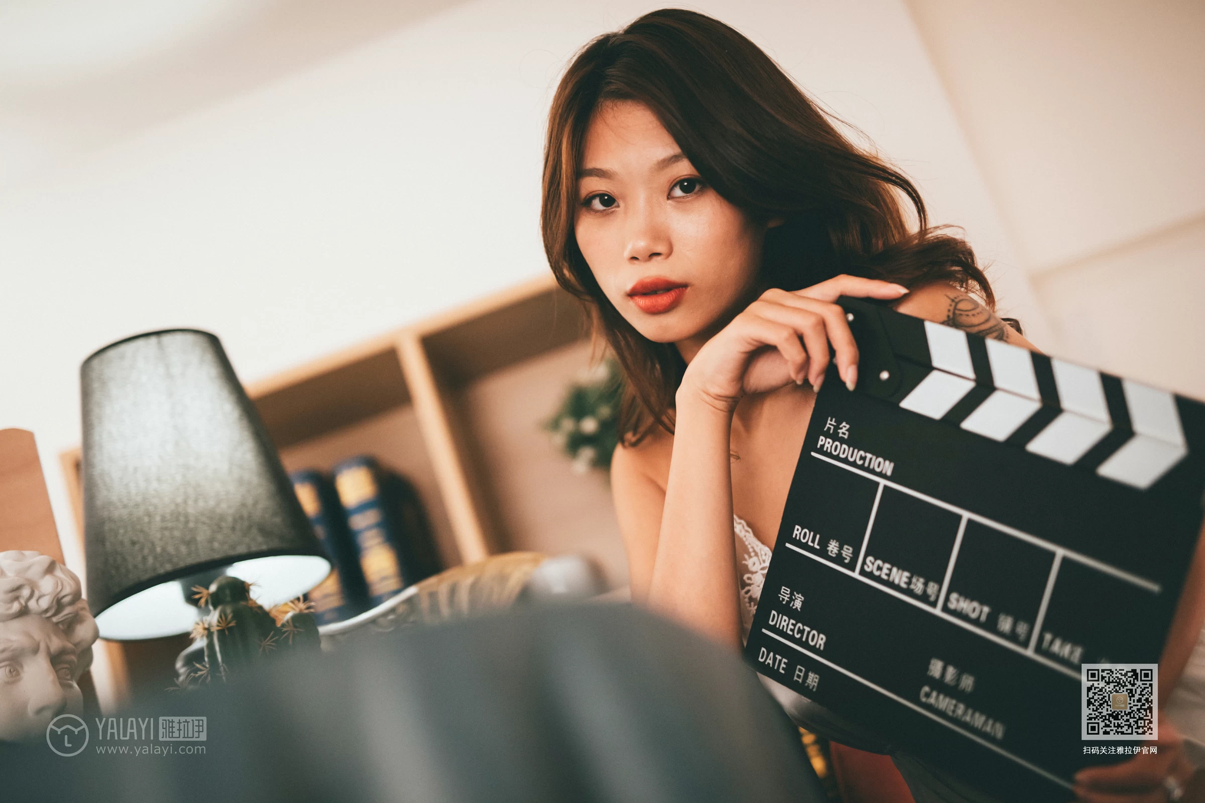 [YALAYI雅拉伊]Vol.561 篝火女郎 静初 白色透视蕾丝睡衣性感私房写真集第3张