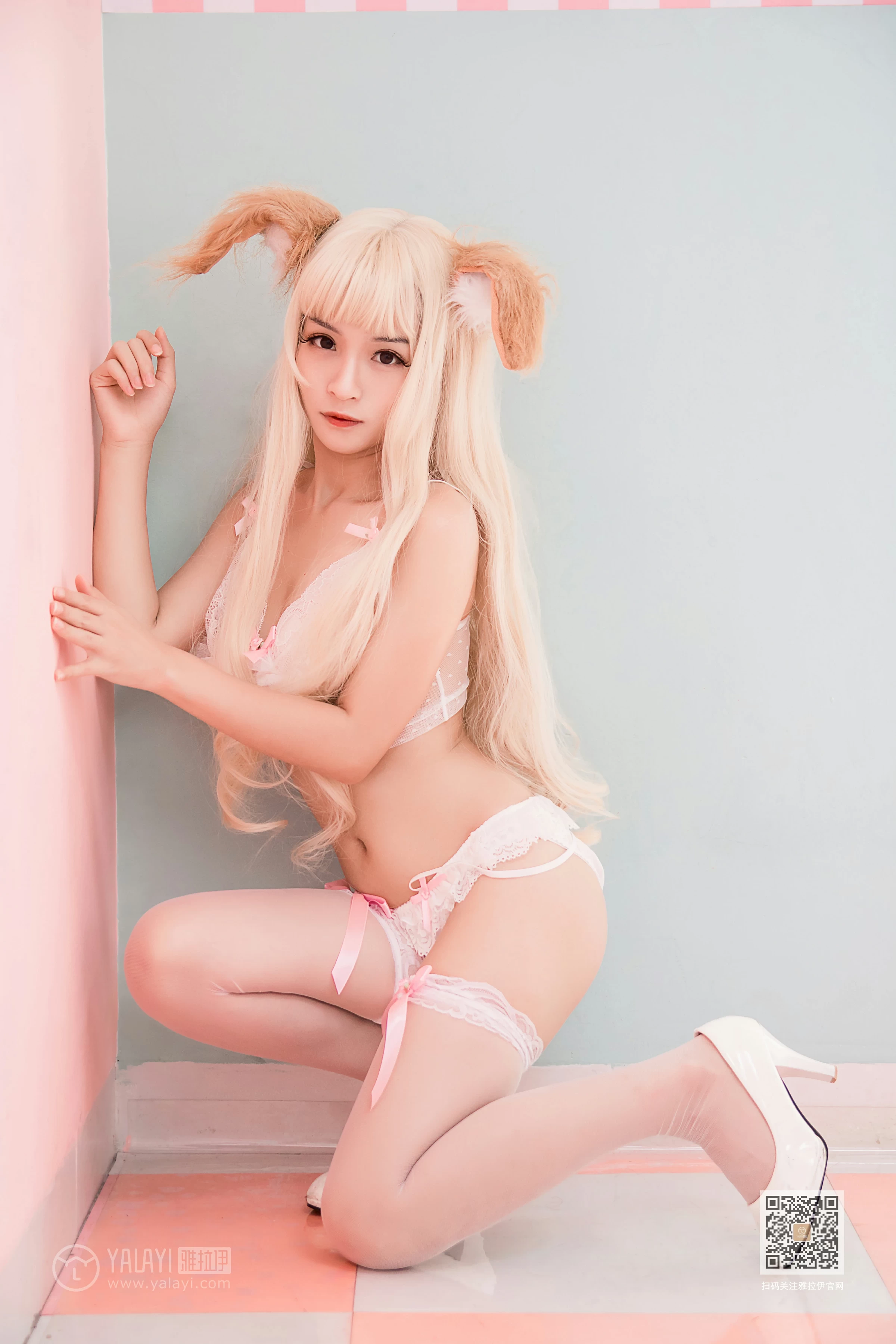 [YALAYI雅拉伊]Vol.562 二代妖精 艾丽 粉色透视情趣内衣加粉色丝袜美腿性感私房写真集第4张