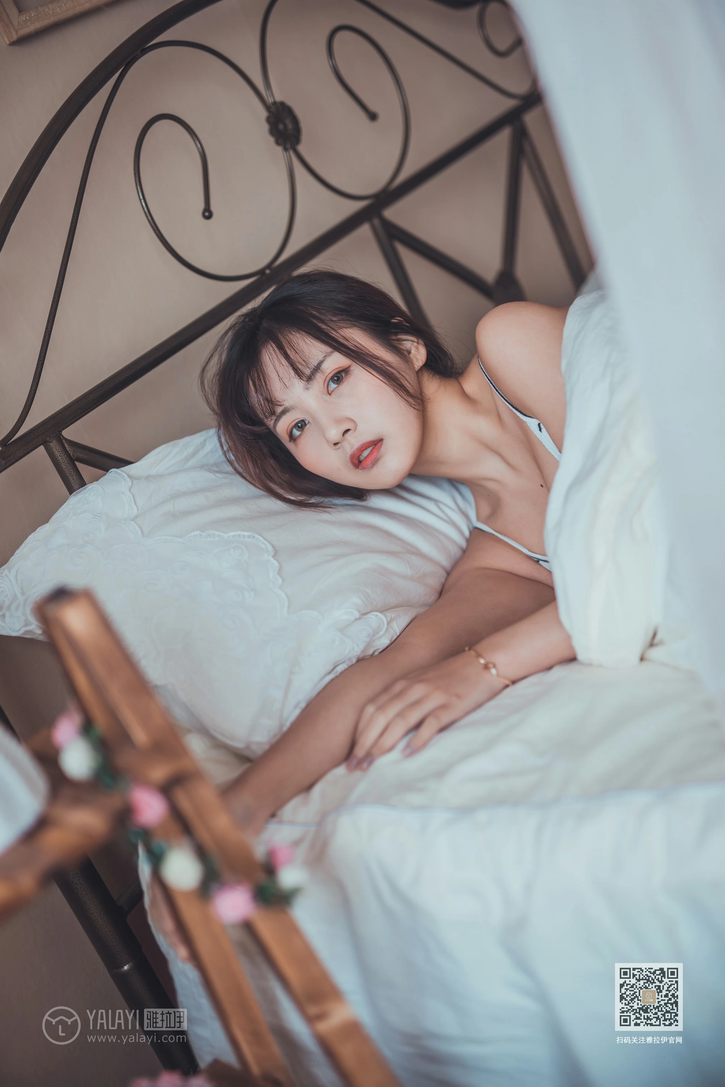 [YALAYI雅拉伊]Vol.581 不想起床 唐芯 白色性感小背心居家私房写真集第5张