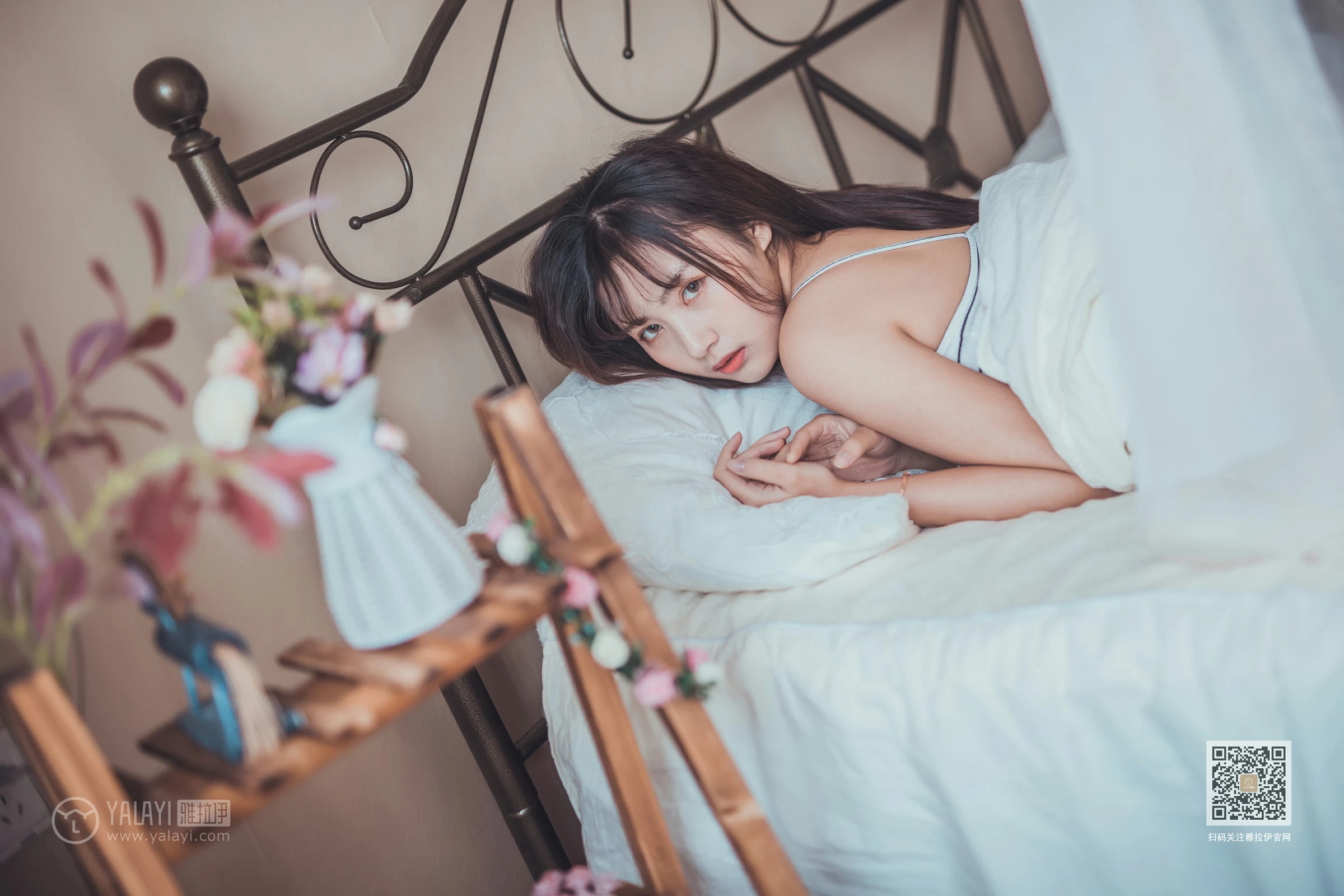 [YALAYI雅拉伊]Vol.581 不想起床 唐芯 白色性感小背心居家私房写真集第6张