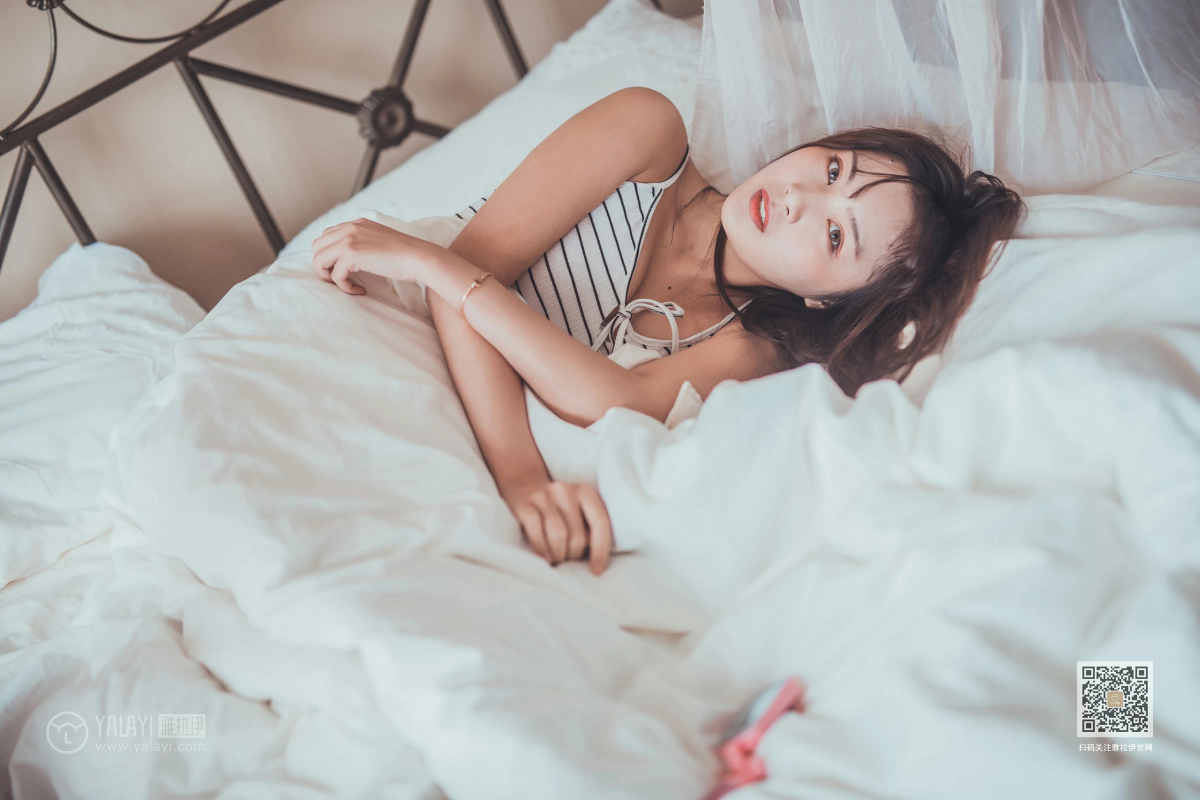 [YALAYI雅拉伊]Vol.581 不想起床 唐芯 白色性感小背心居家私房写真集第9张