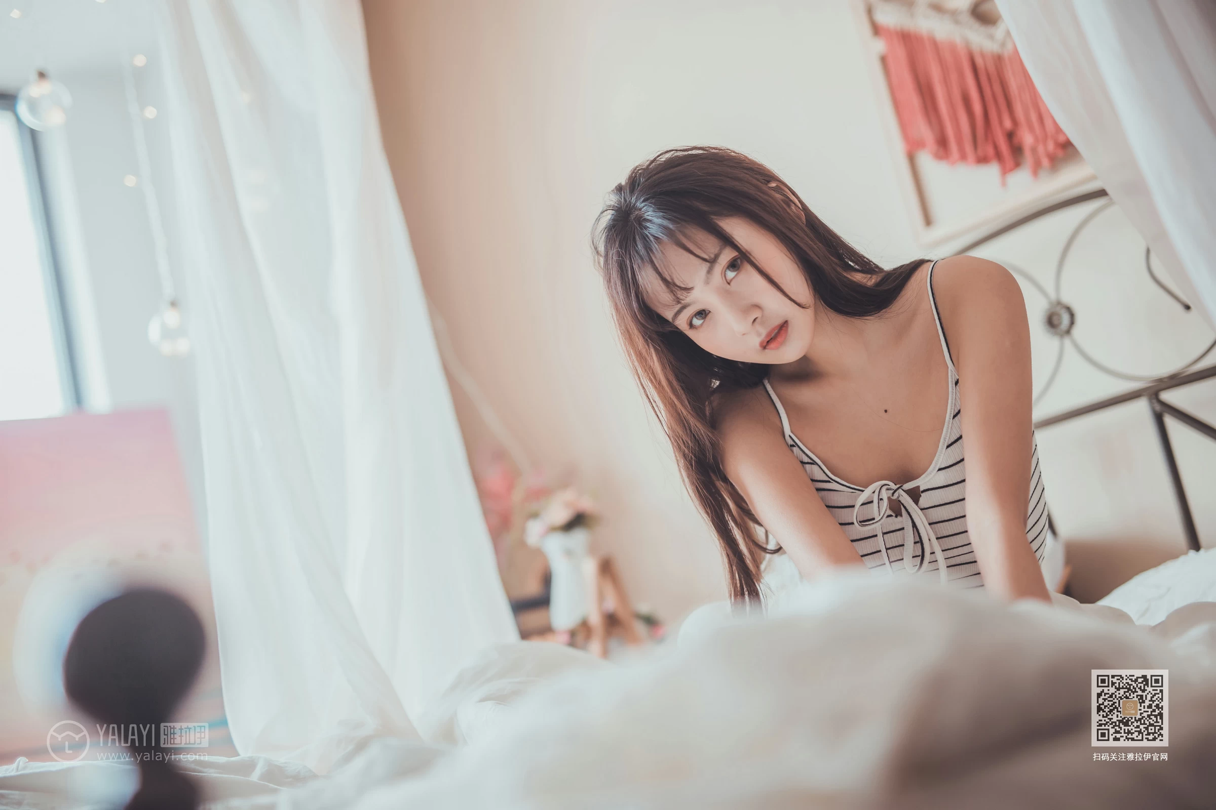 [YALAYI雅拉伊]Vol.581 不想起床 唐芯 白色性感小背心居家私房写真集第12张