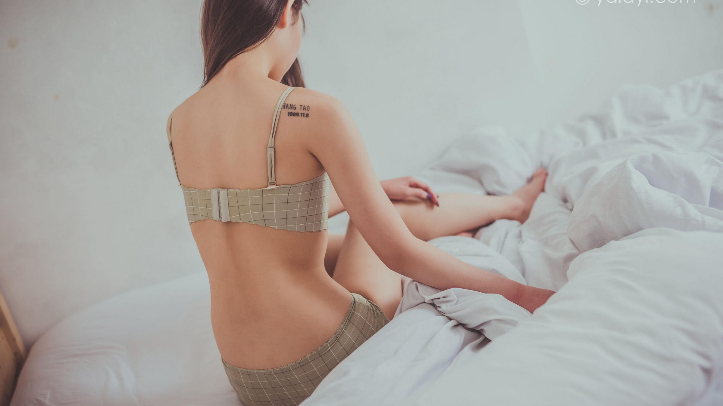 [YALAYI雅拉伊]Vol.587 蜗居 海棠 灰色内衣居家性感私房写真集第2张