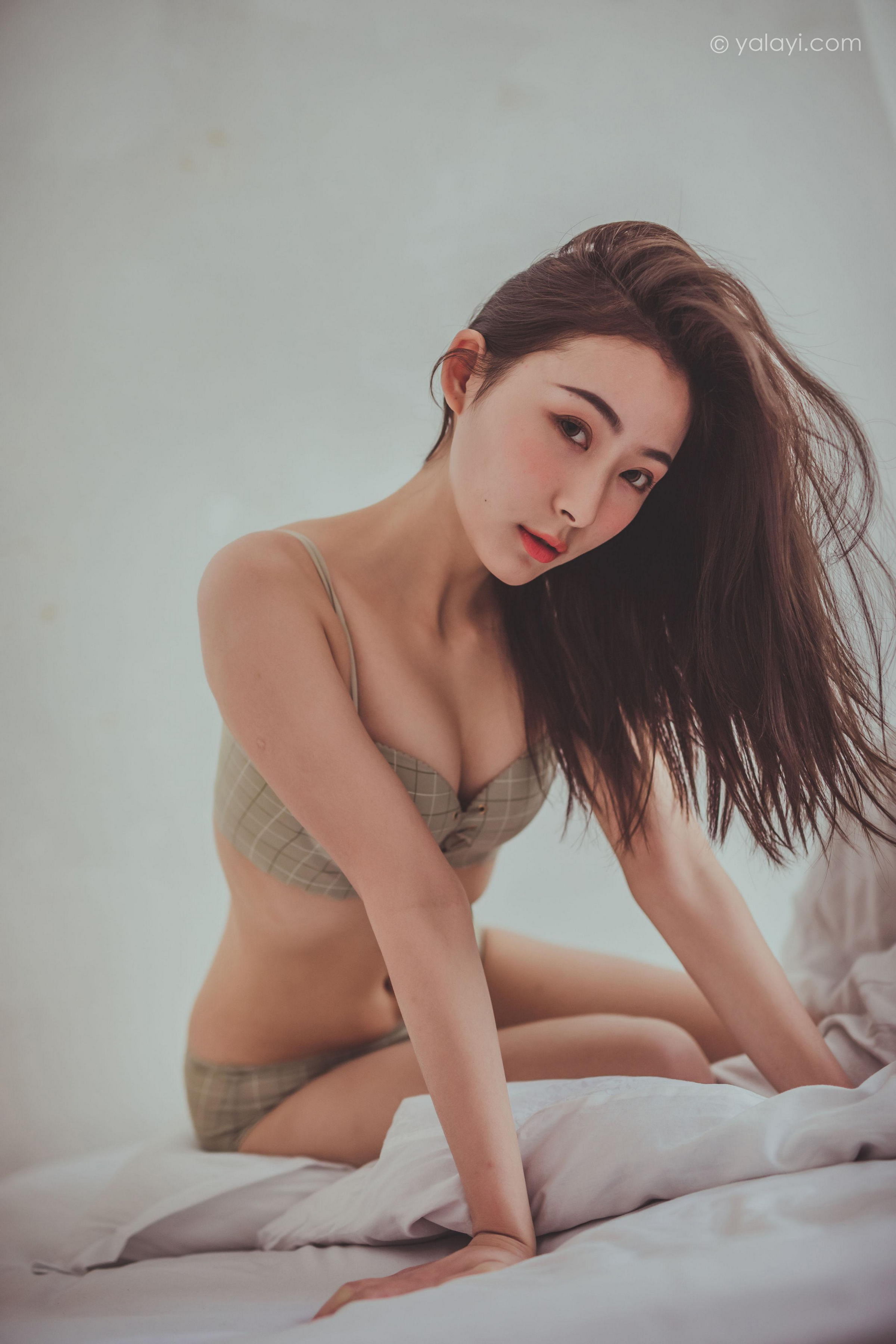 [YALAYI雅拉伊]Vol.587 蜗居 海棠 灰色内衣居家性感私房写真集第13张