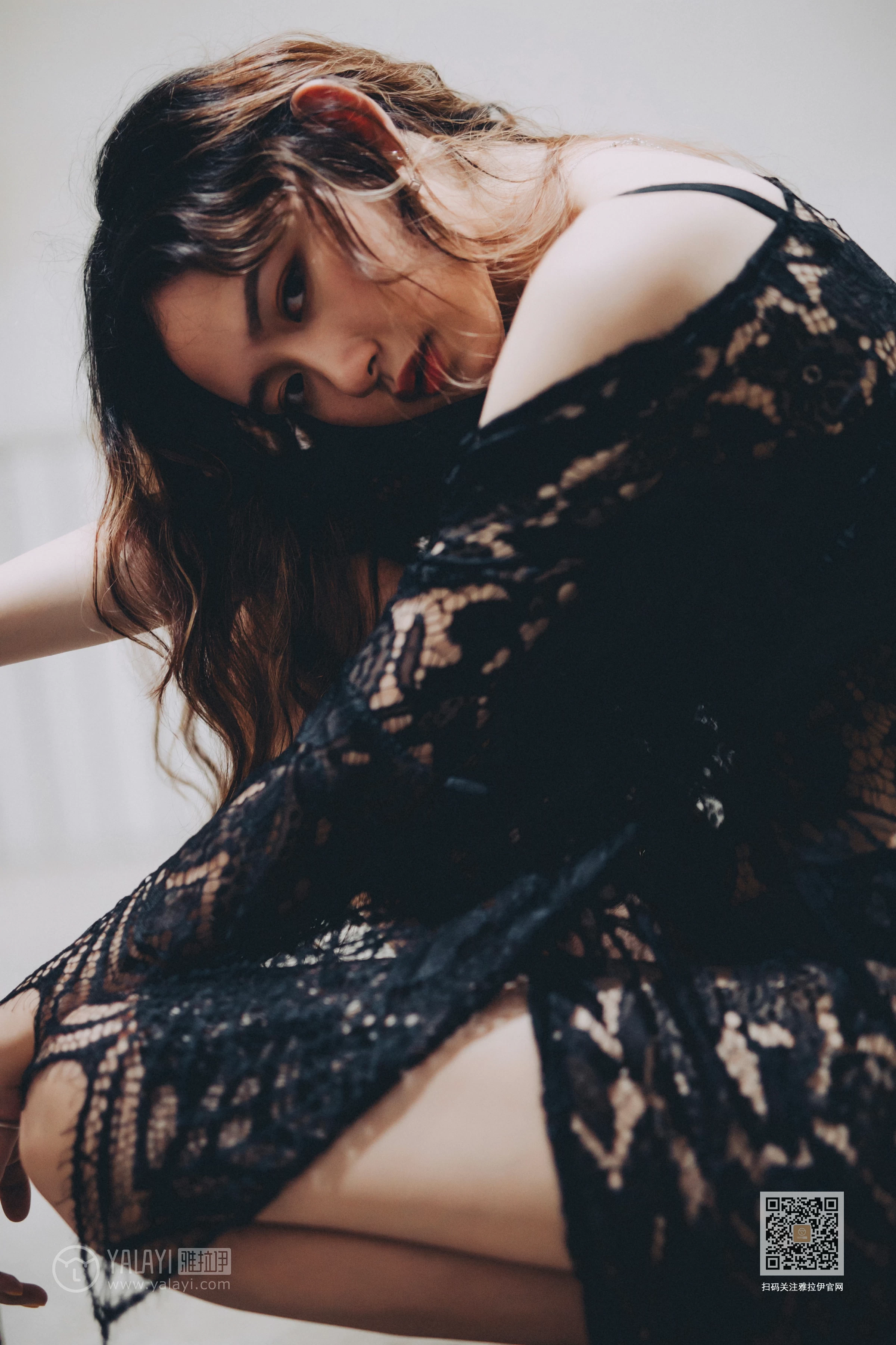[YALAYI雅拉伊]Vol.590 下坠 晓琳 黑色透视镂空睡衣加黑色蕾丝内衣性感私房写真集第5张