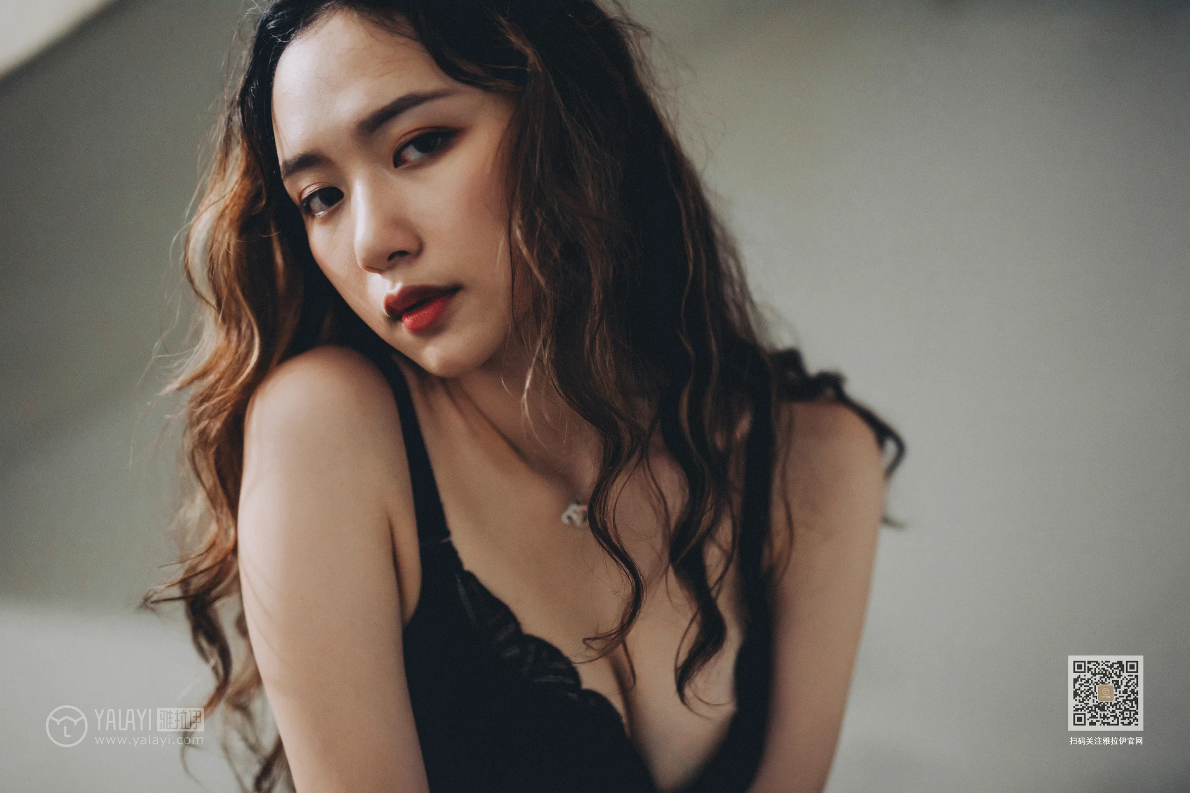 [YALAYI雅拉伊]Vol.590 下坠 晓琳 黑色透视镂空睡衣加黑色蕾丝内衣性感私房写真集第10张
