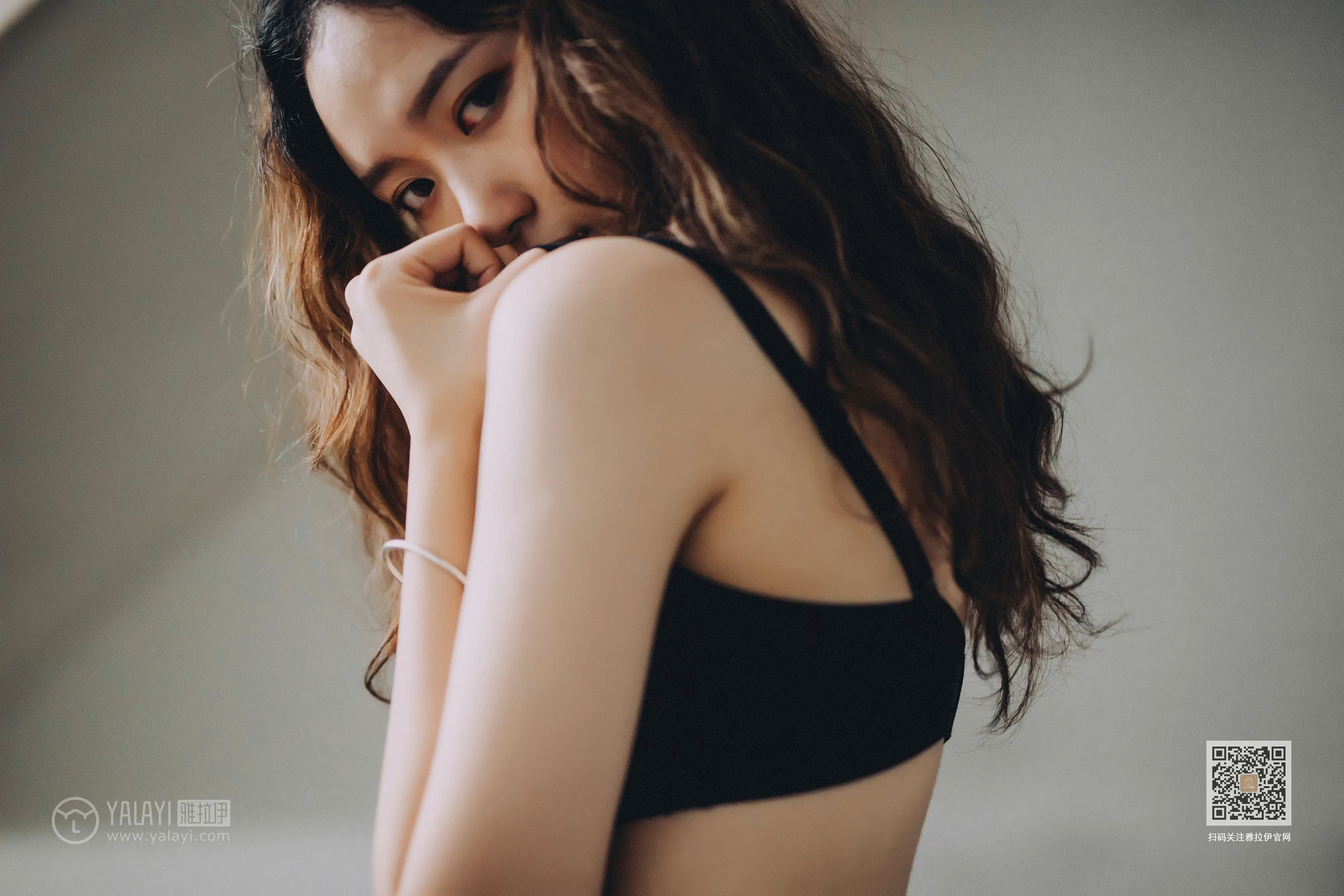 [YALAYI雅拉伊]Vol.590 下坠 晓琳 黑色透视镂空睡衣加黑色蕾丝内衣性感私房写真集第13张