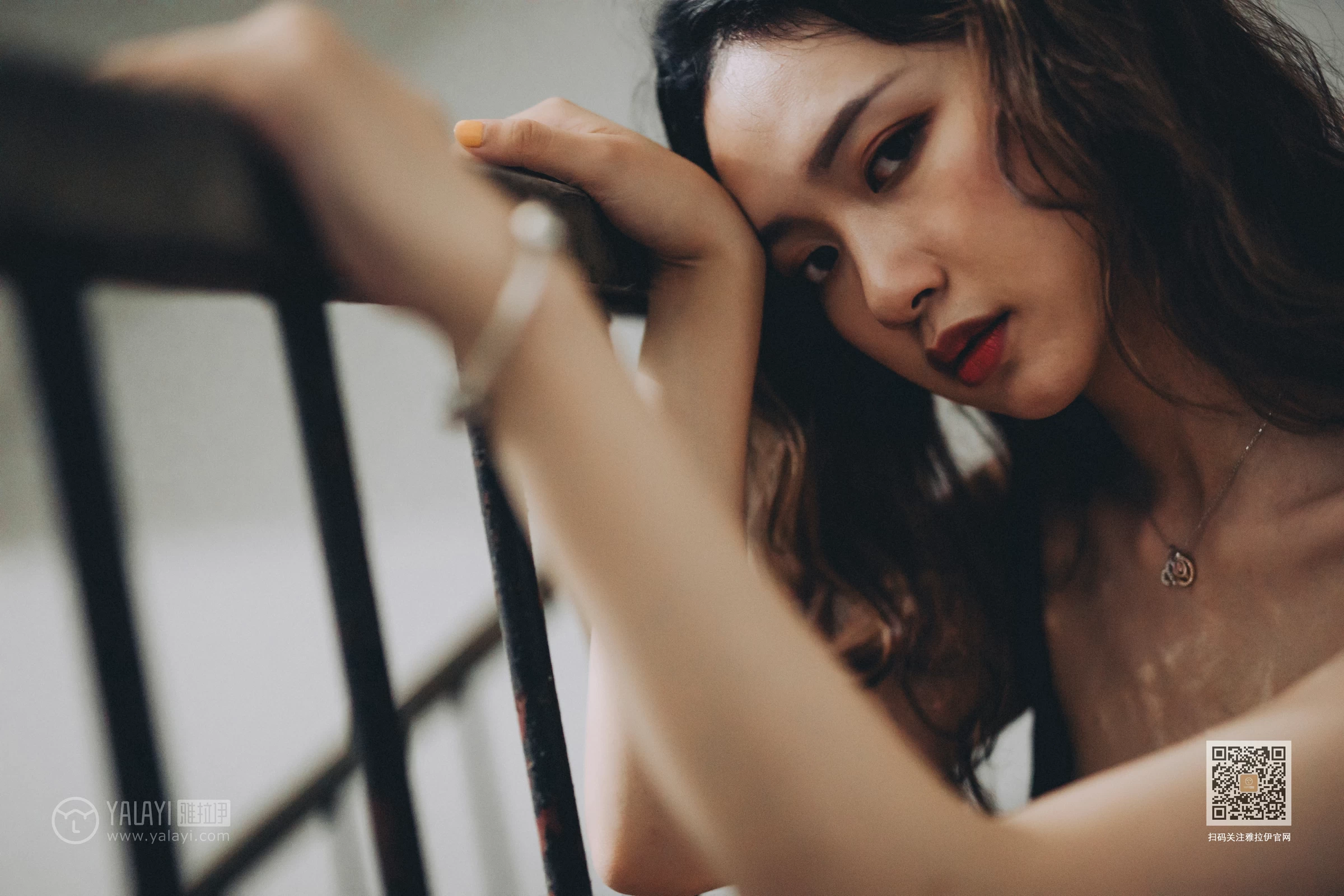 [YALAYI雅拉伊]Vol.590 下坠 晓琳 黑色透视镂空睡衣加黑色蕾丝内衣性感私房写真集第15张