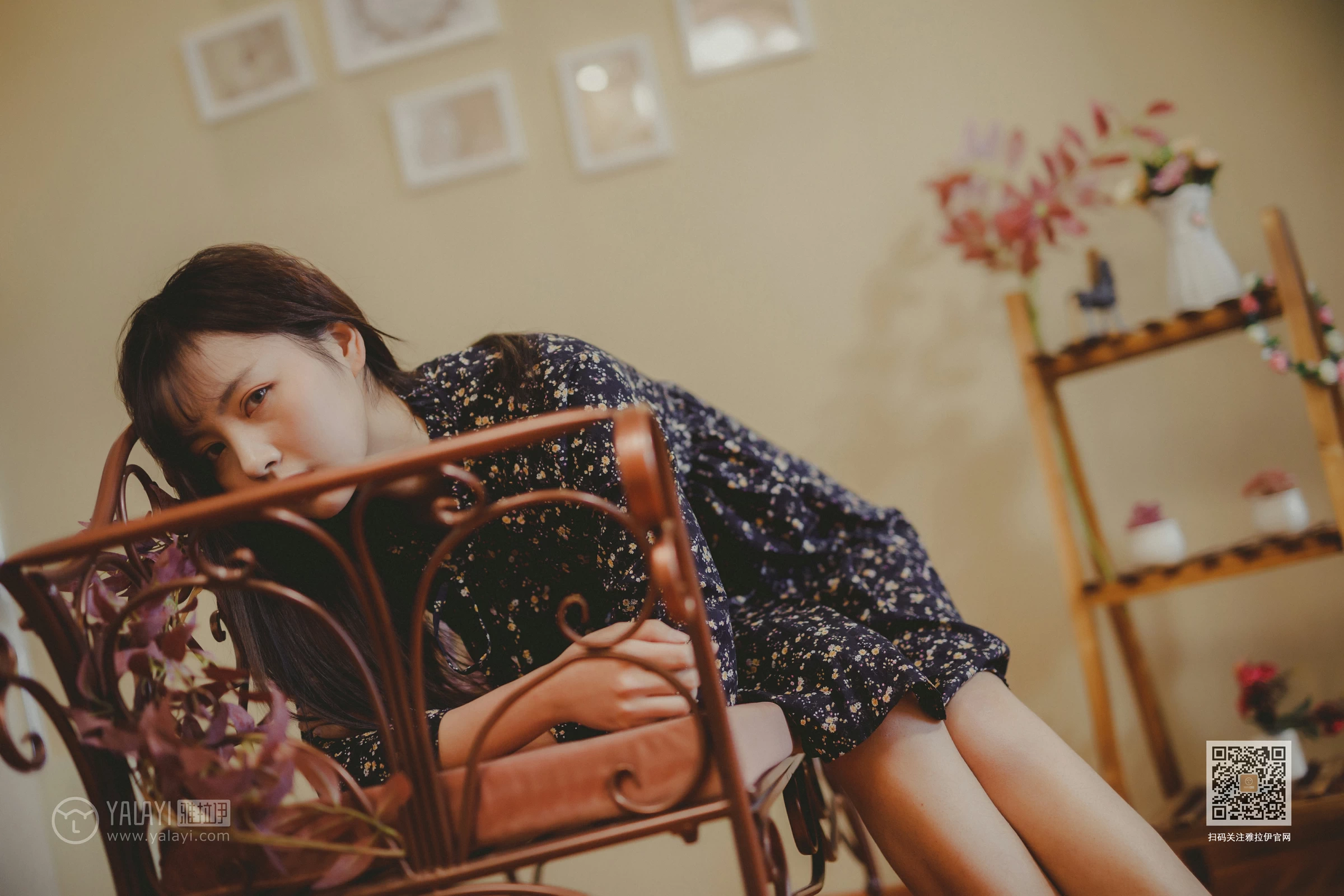 [YALAYI雅拉伊]Vol.593 南方姑娘 唐芯 黑色连衣裙居家私房写真集第14张
