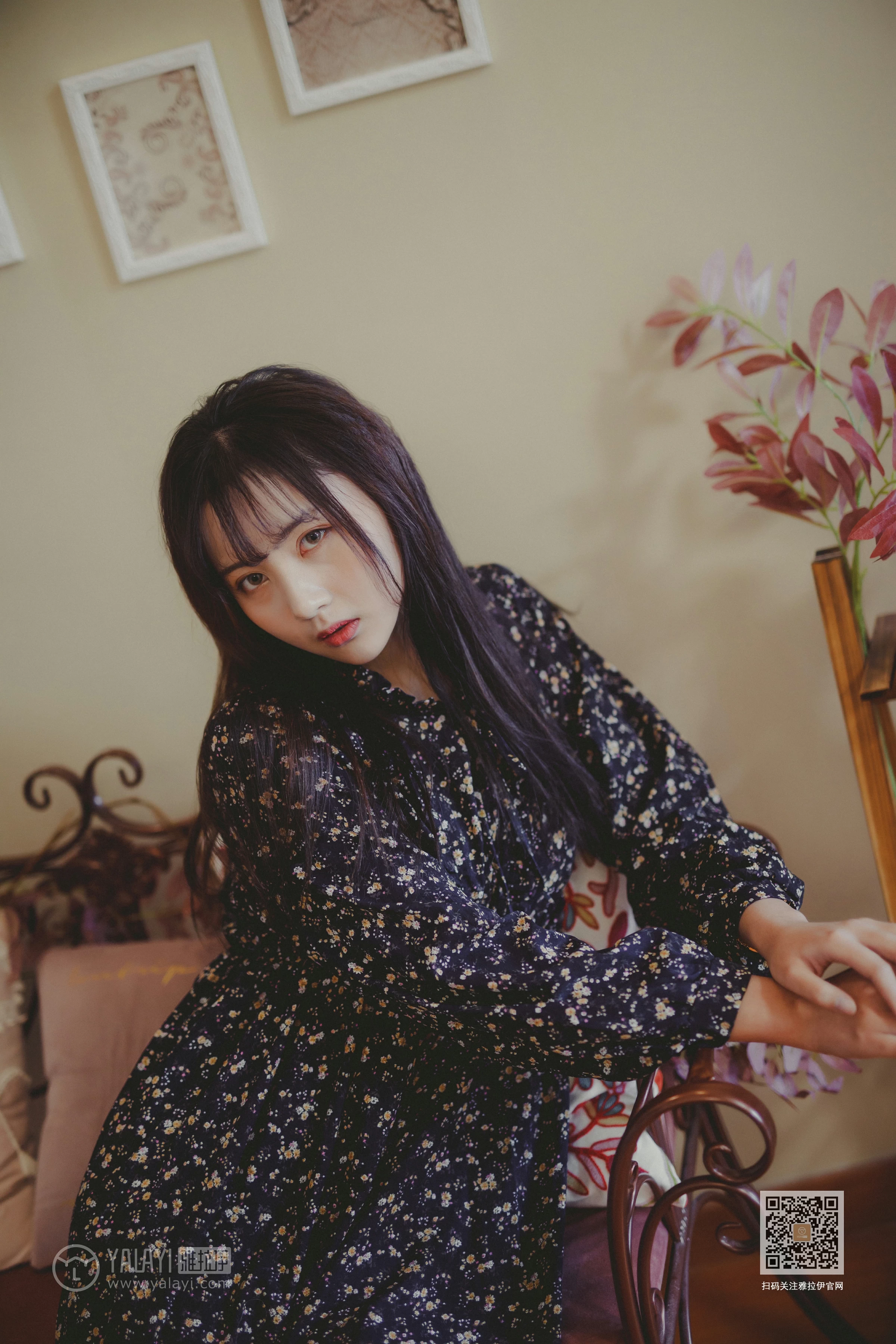 [YALAYI雅拉伊]Vol.593 南方姑娘 唐芯 黑色连衣裙居家私房写真集第3张