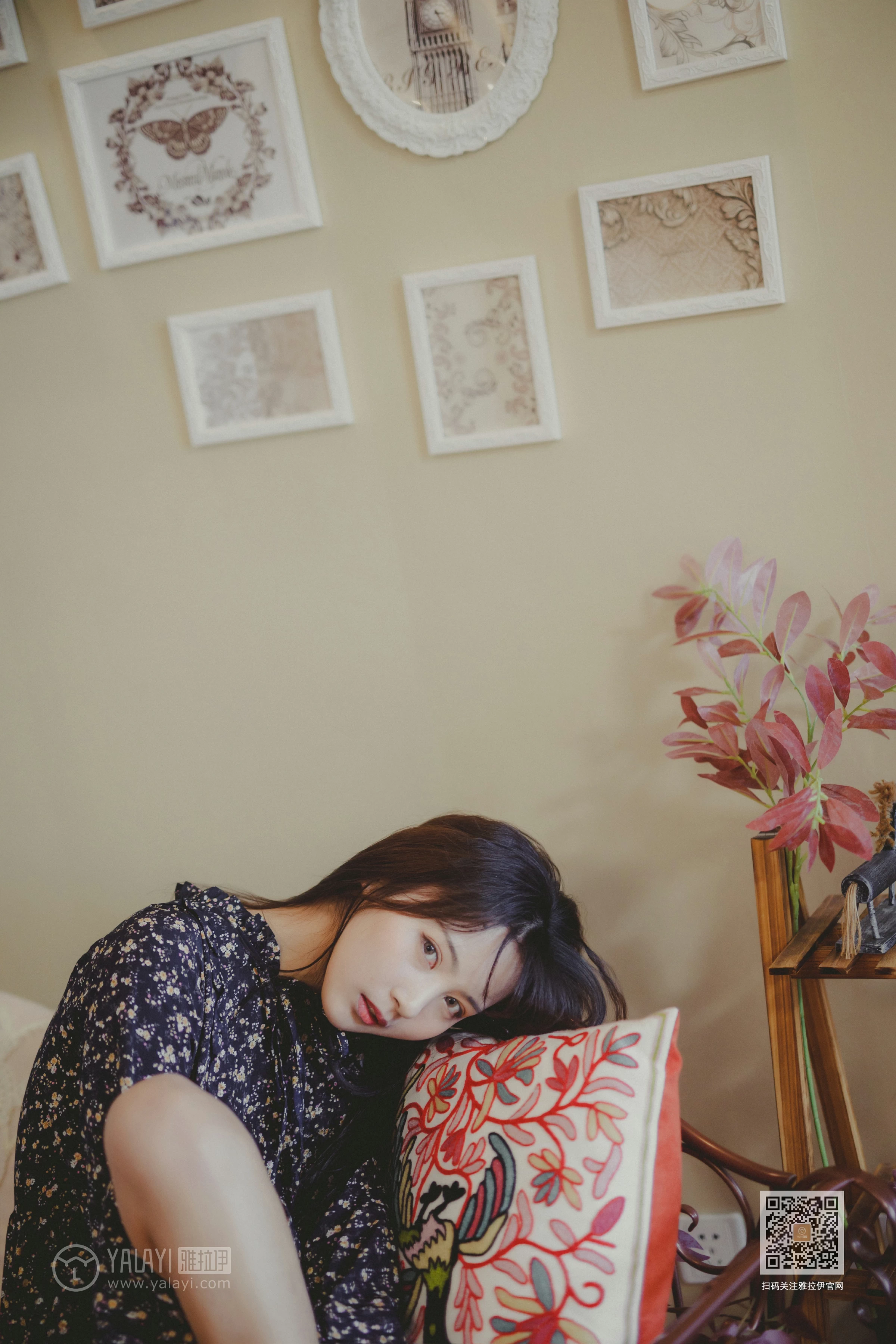 [YALAYI雅拉伊]Vol.593 南方姑娘 唐芯 黑色连衣裙居家私房写真集第4张