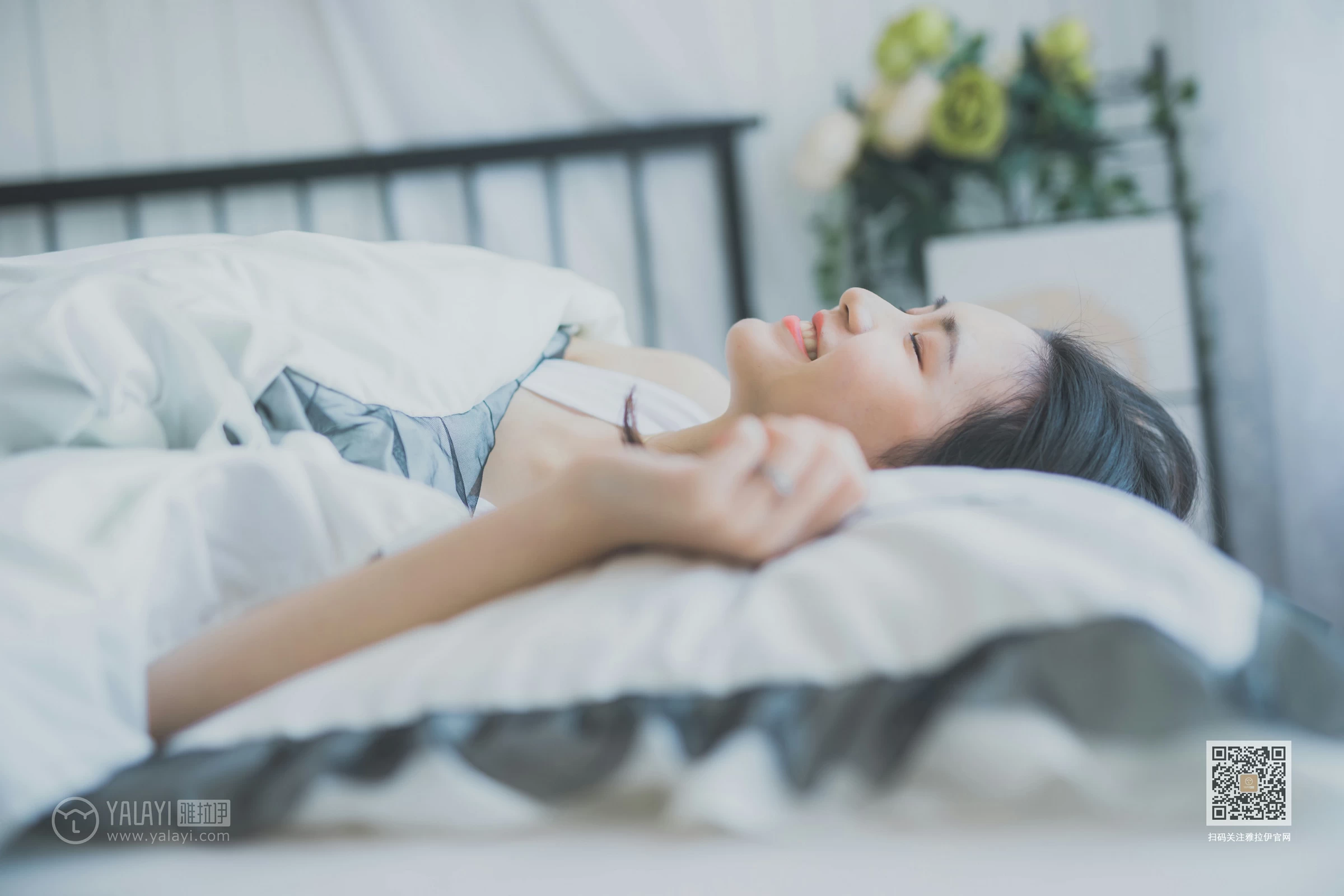 [YALAYI雅拉伊]Vol.596 超床啦！ 尹梦 白色背心加黑色短裙清纯可爱私房写真集第5张