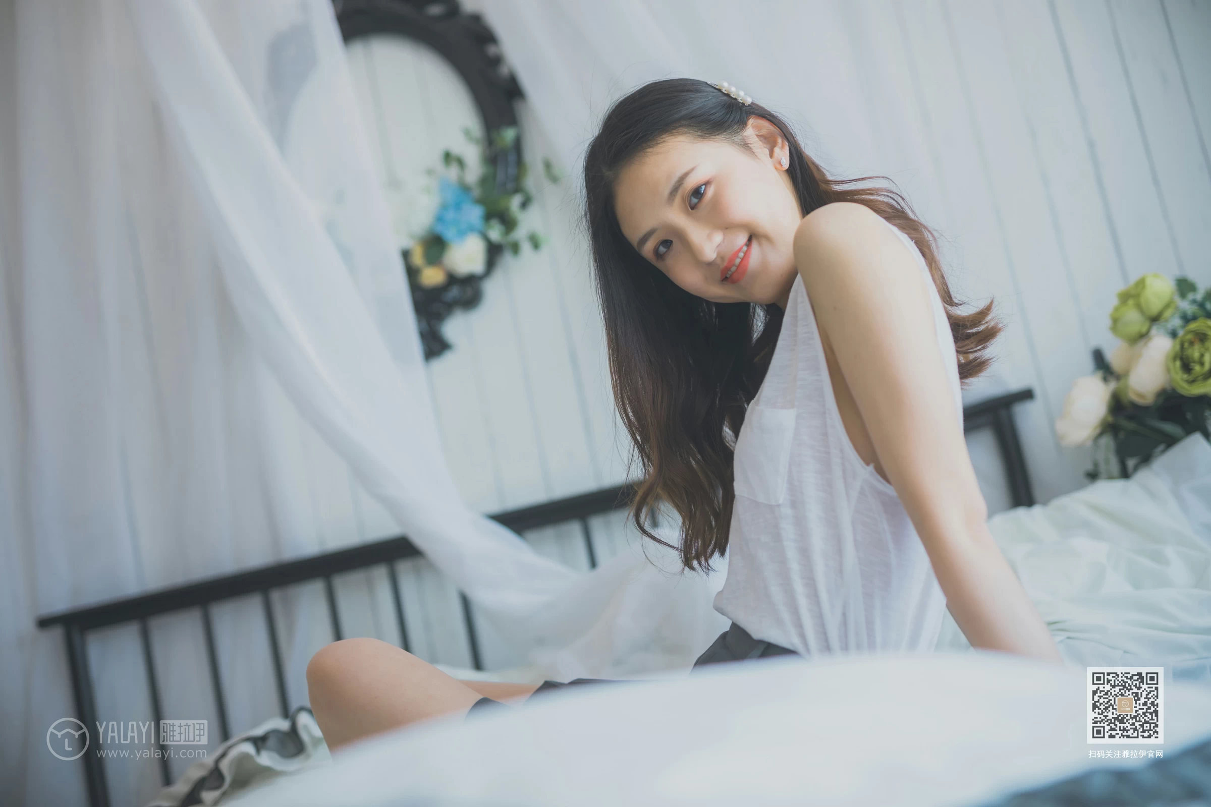 [YALAYI雅拉伊]Vol.596 超床啦！ 尹梦 白色背心加黑色短裙清纯可爱私房写真集第8张