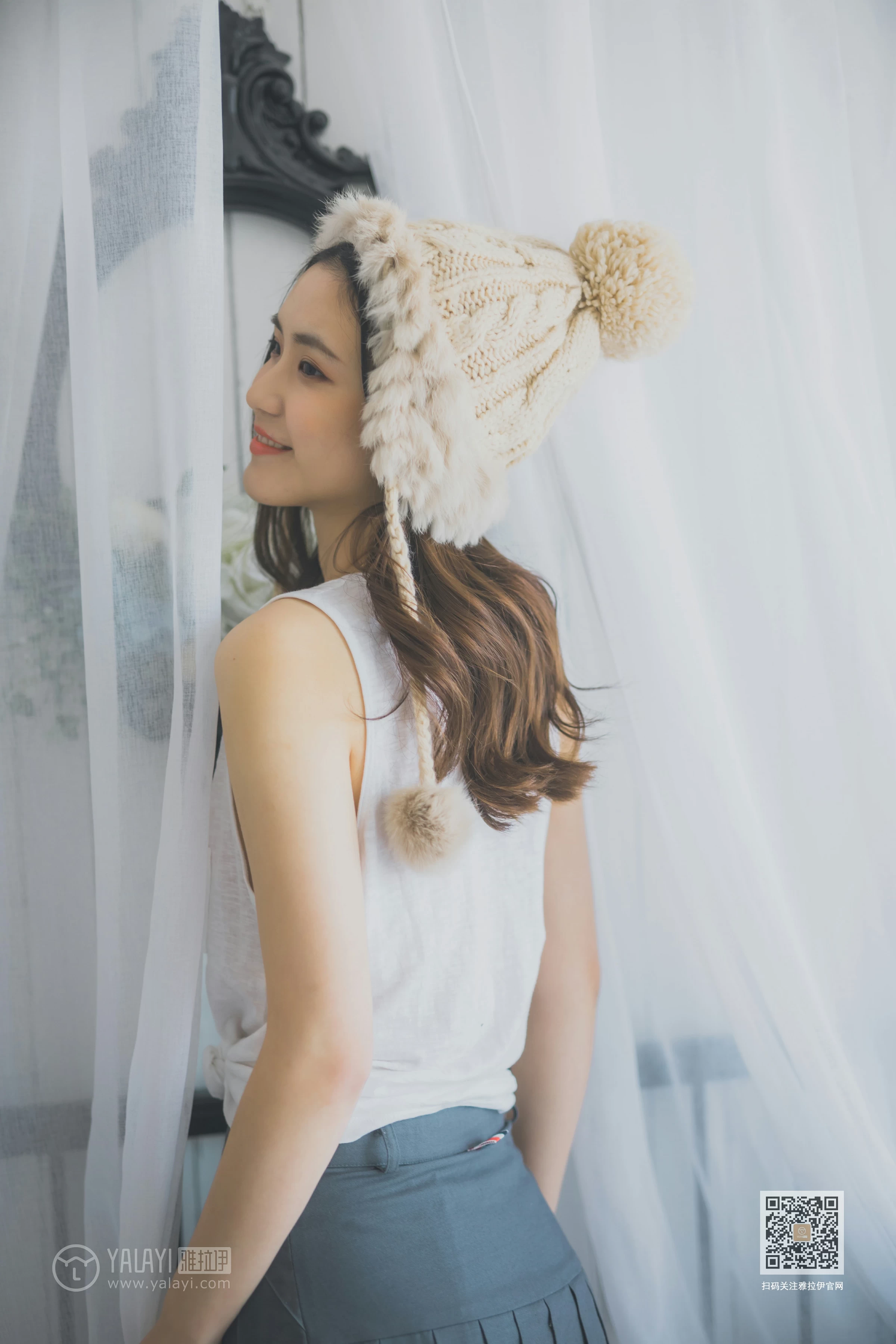[YALAYI雅拉伊]Vol.596 超床啦！ 尹梦 白色背心加黑色短裙清纯可爱私房写真集第12张