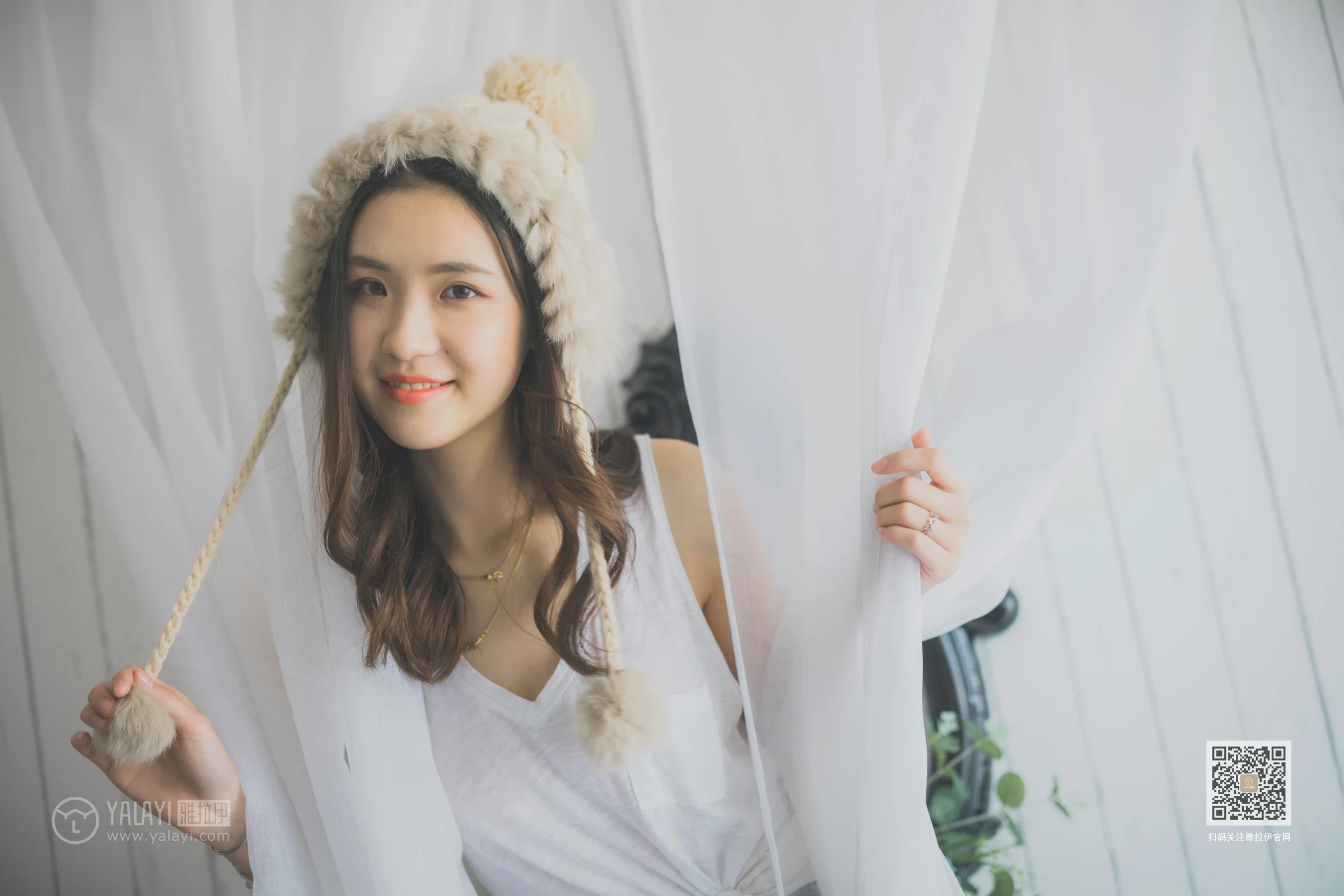 [YALAYI雅拉伊]Vol.596 超床啦！ 尹梦 白色背心加黑色短裙清纯可爱私房写真集第14张