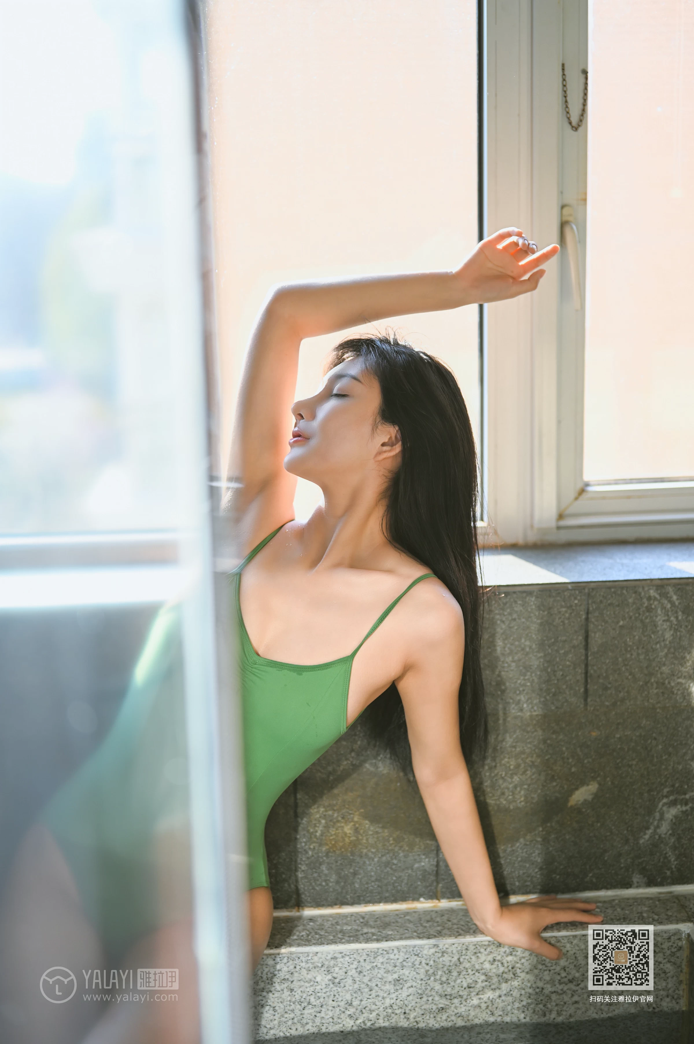 [YALAYI雅拉伊]Vol.597 春意 韩熙 绿色连体比基尼泳装性感私房写真集第14张