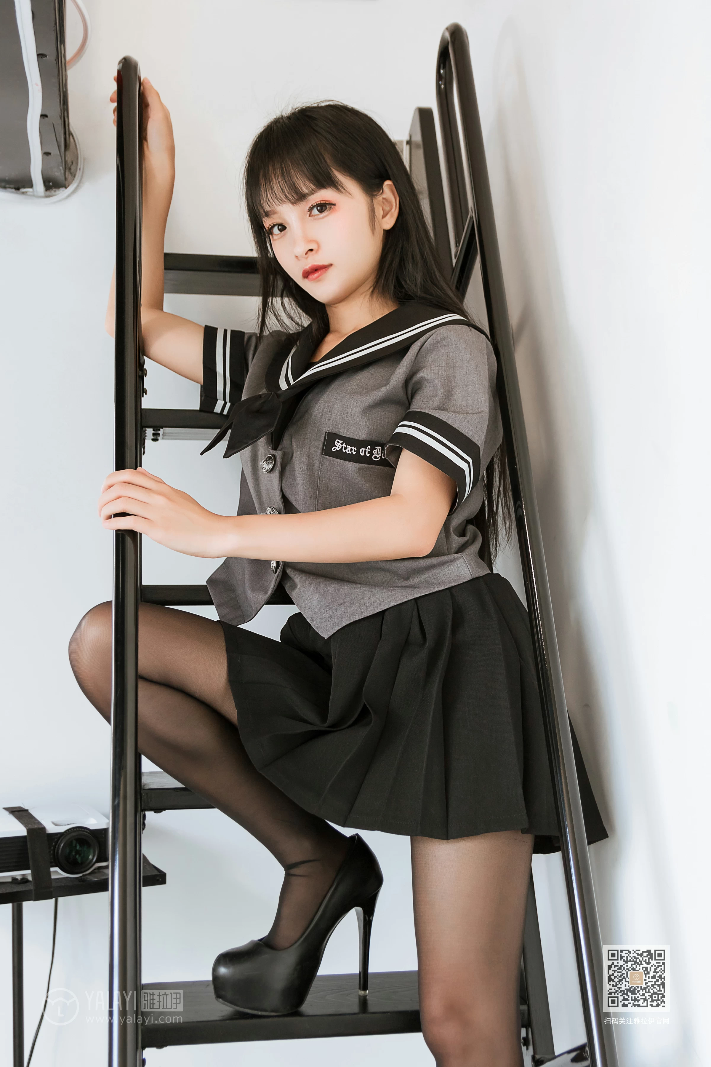 [YALAYI雅拉伊]Vol.600 疯狂的JK学妹 艾丽 灰色制服与黑色短裙加黑丝美腿性感私房写真集第2张