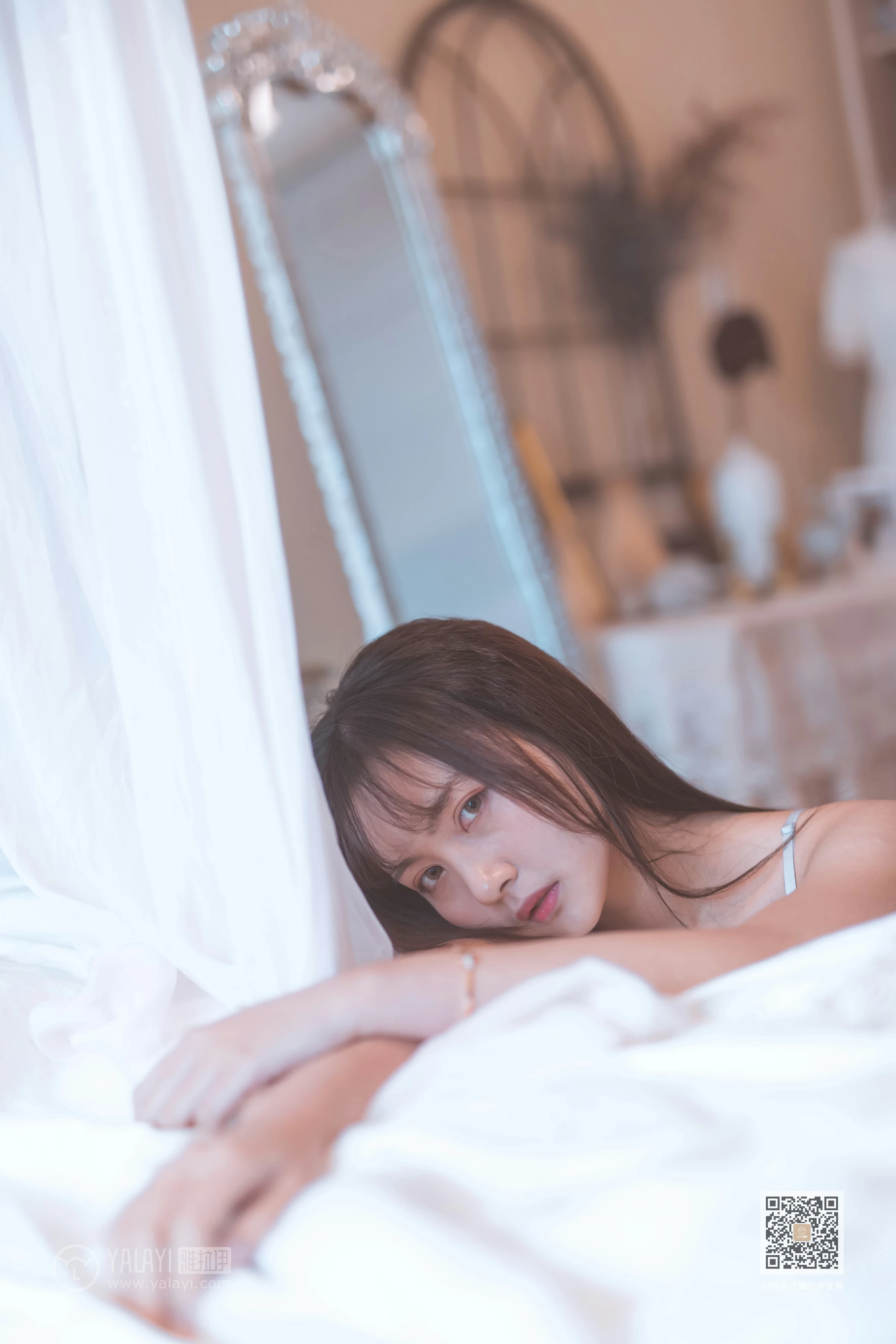 [YALAYI雅拉伊]NO.601 《受了点伤》 唐芯 灰色吊带裙加白色短裤性感私房写真集第6张