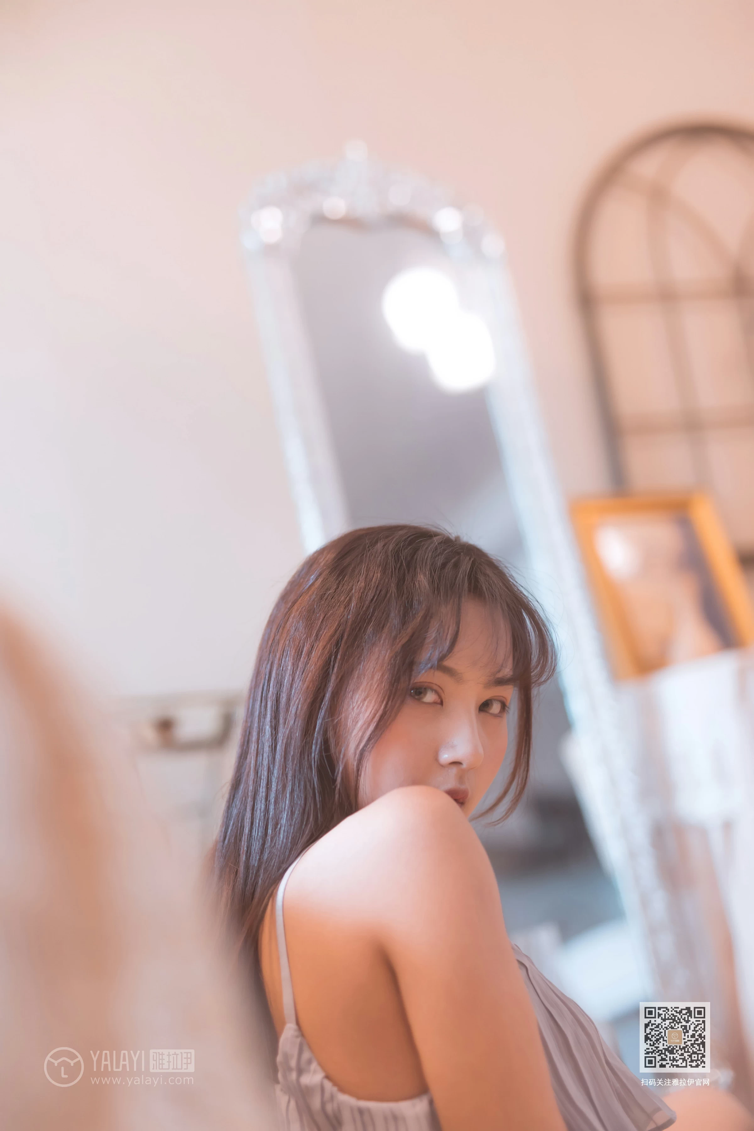 [YALAYI雅拉伊]NO.601 《受了点伤》 唐芯 灰色吊带裙加白色短裤性感私房写真集第11张