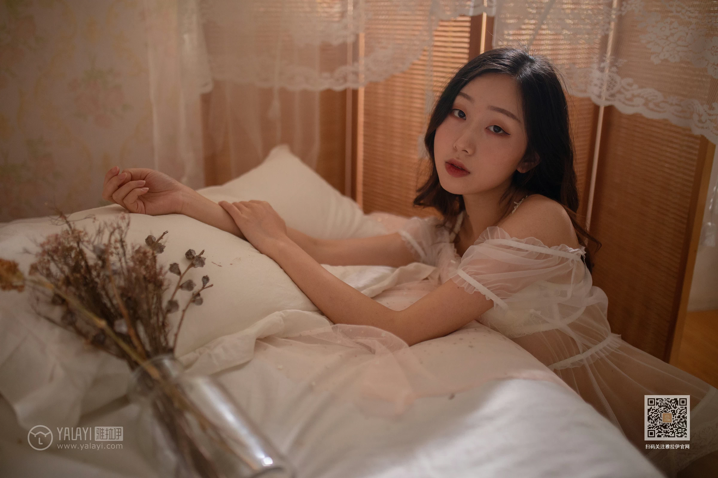 [YALAYI雅拉伊]NO.605 《茉莉》 晓琪 白色透视情趣内衣与红色吊带睡衣性感私房写真集第7张