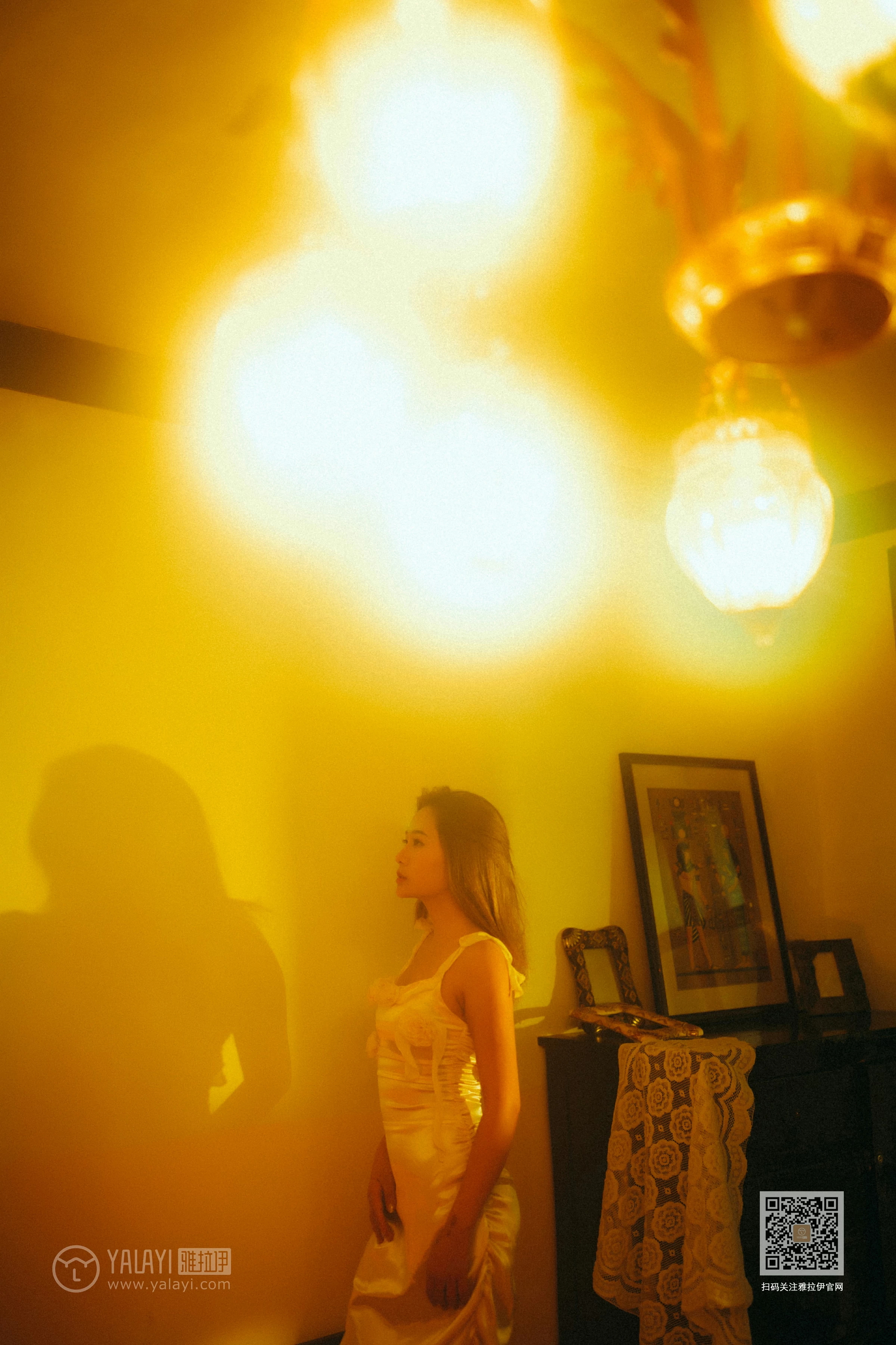 [YALAYI雅拉伊]NO.613 《对着暮光呢喃》 岳璐璐 白色吊带睡衣裙加白色内衣性感私房写真集第2张