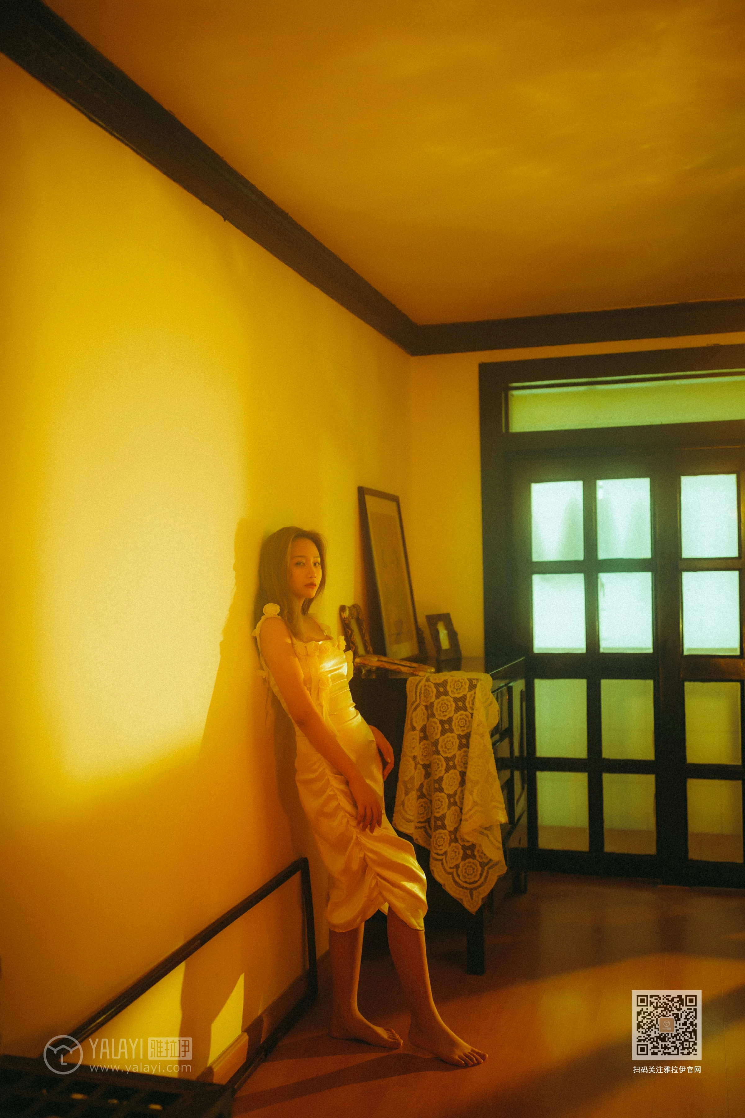 [YALAYI雅拉伊]NO.613 《对着暮光呢喃》 岳璐璐 白色吊带睡衣裙加白色内衣性感私房写真集第3张