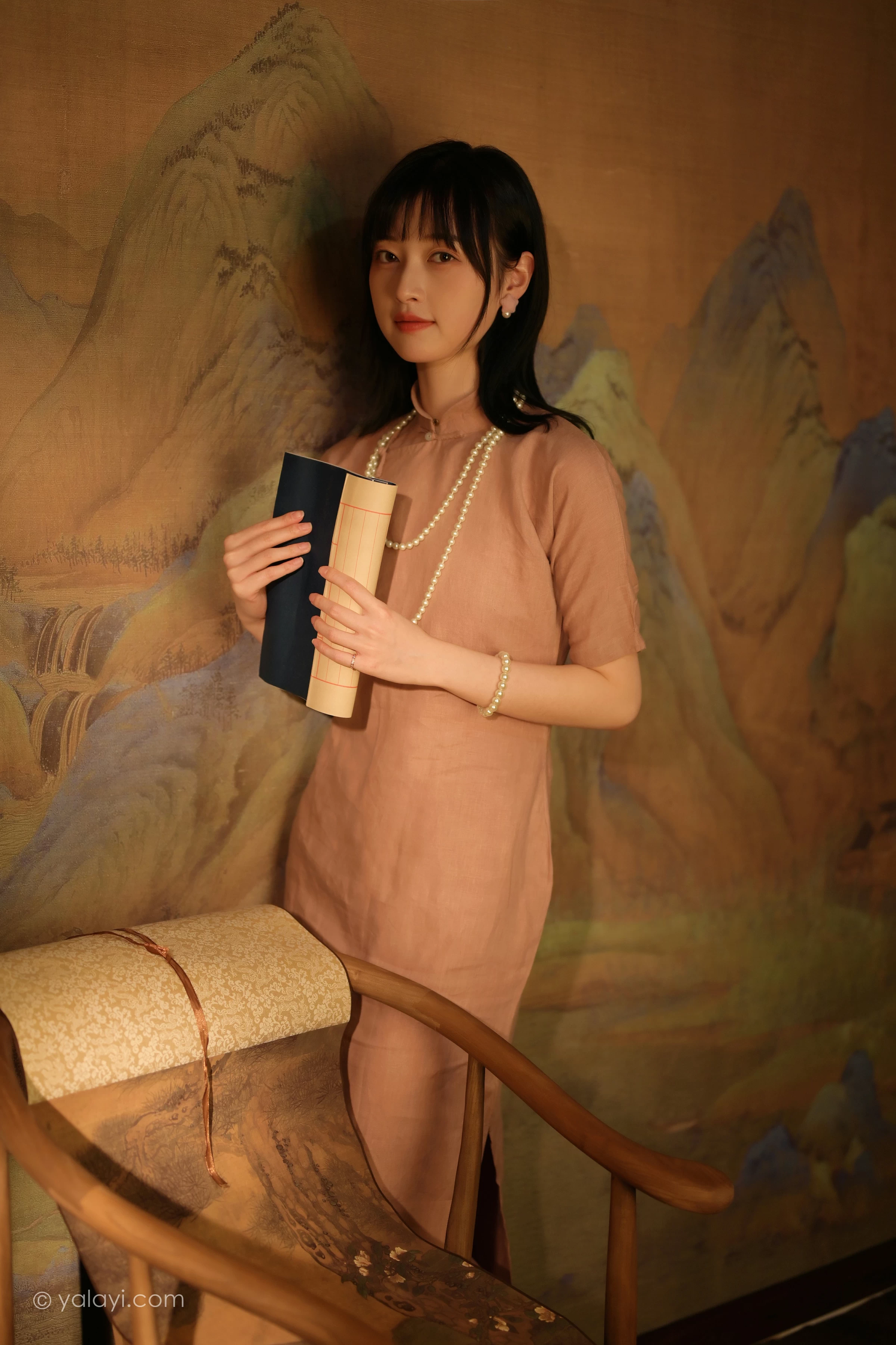 [YALAYI雅拉伊]2022.01.19 深夜的灯光 京京 粉色宽松旗袍裙民国风写真第3张