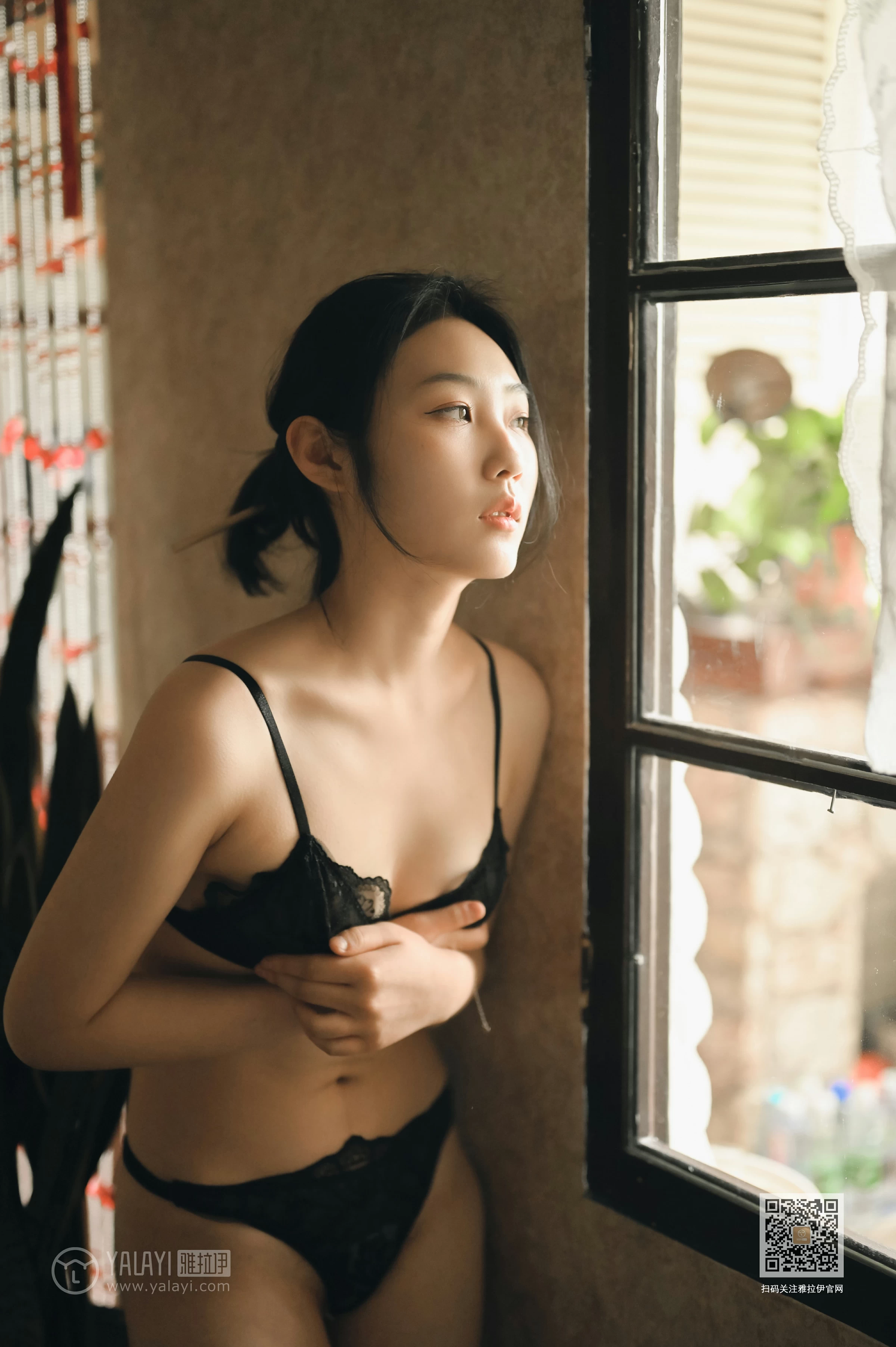 [YALAYI雅拉伊]NO.625 《静女》 沈伊 黑色真丝睡衣加蕾丝内衣性感私房写真集第13张