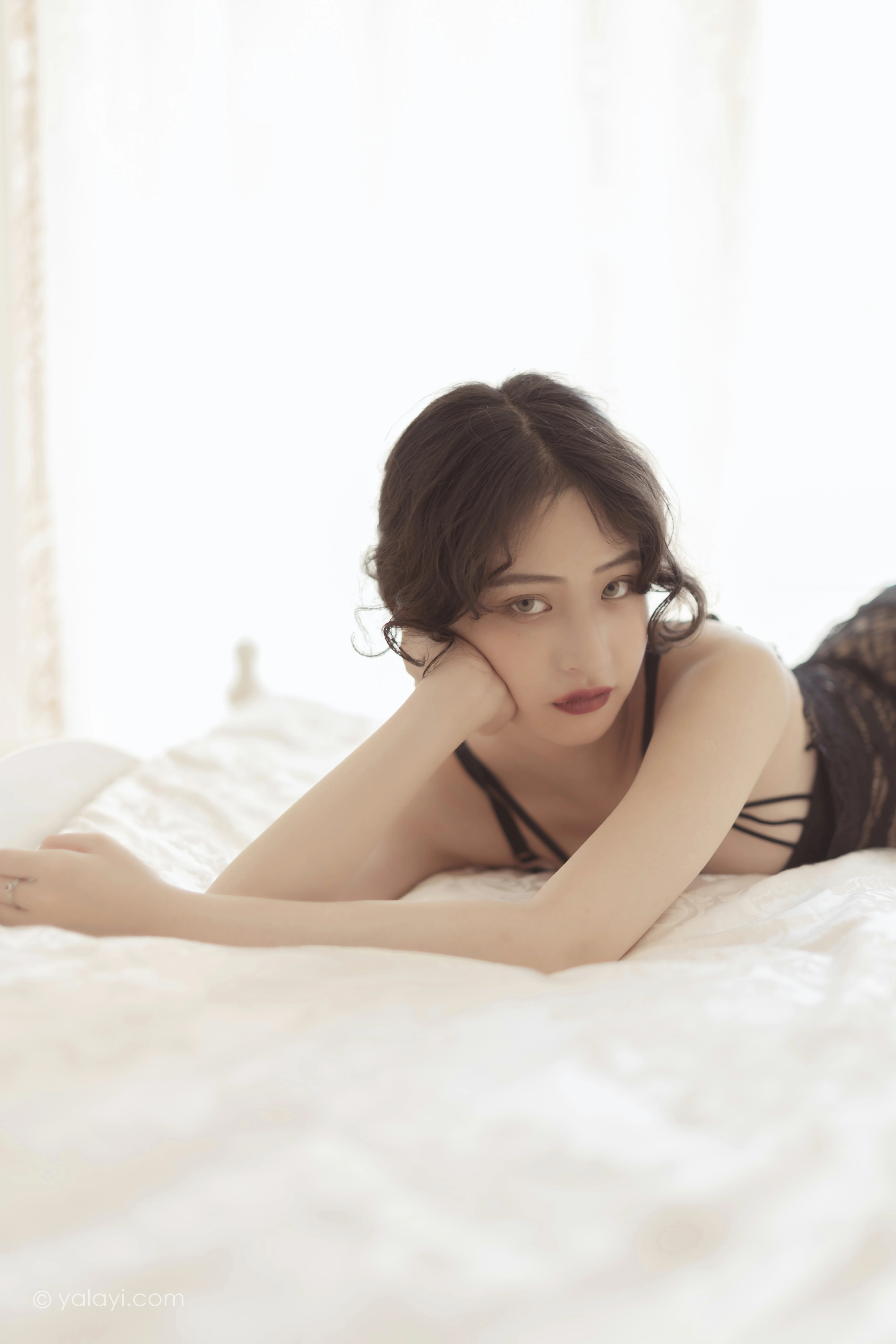 [YALAYI雅拉伊]NO.796 万人迷 西子 黑色蕾丝内衣加情趣渔网袜性感私房写真集第3张