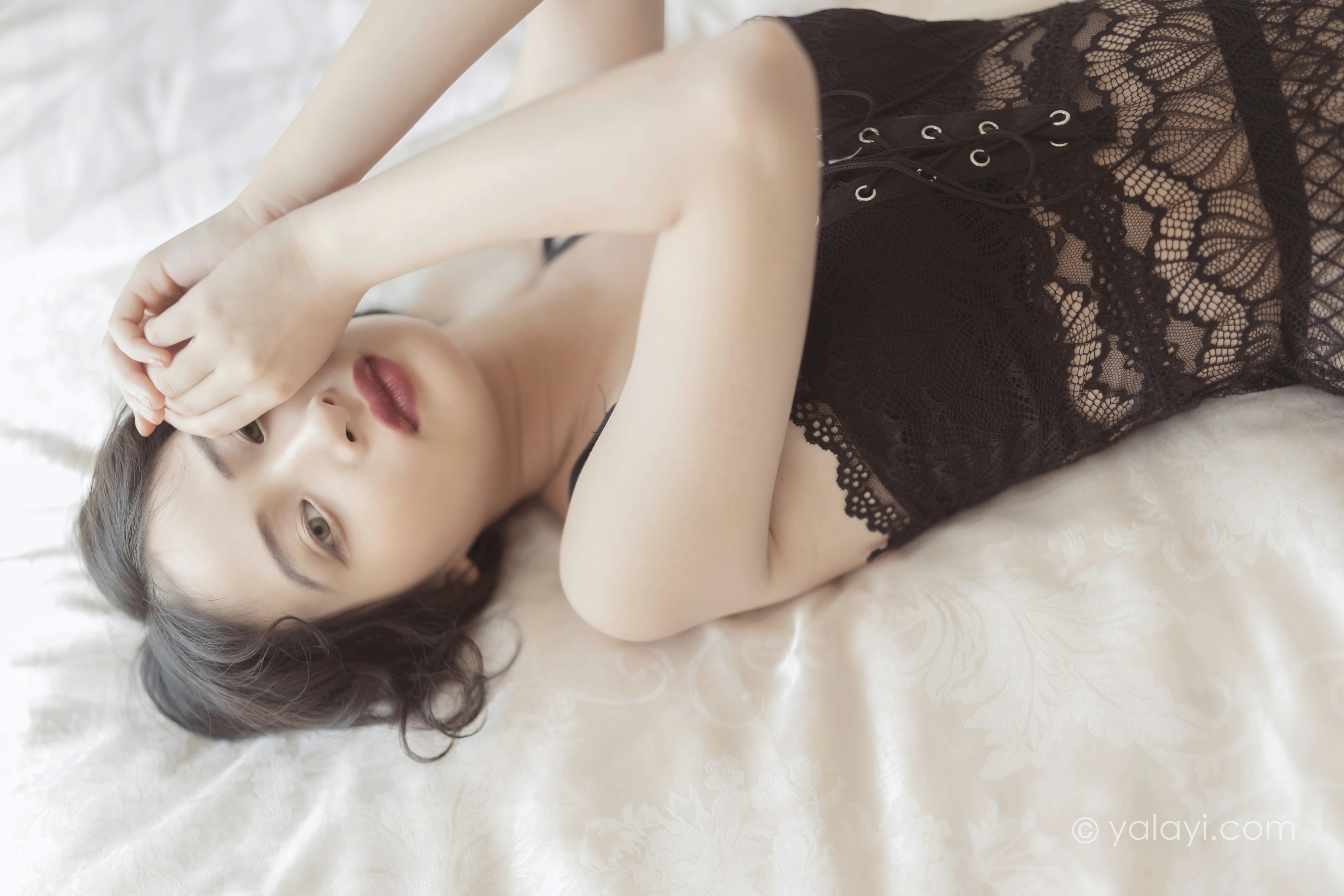 [YALAYI雅拉伊]NO.796 万人迷 西子 黑色蕾丝内衣加情趣渔网袜性感私房写真集第6张