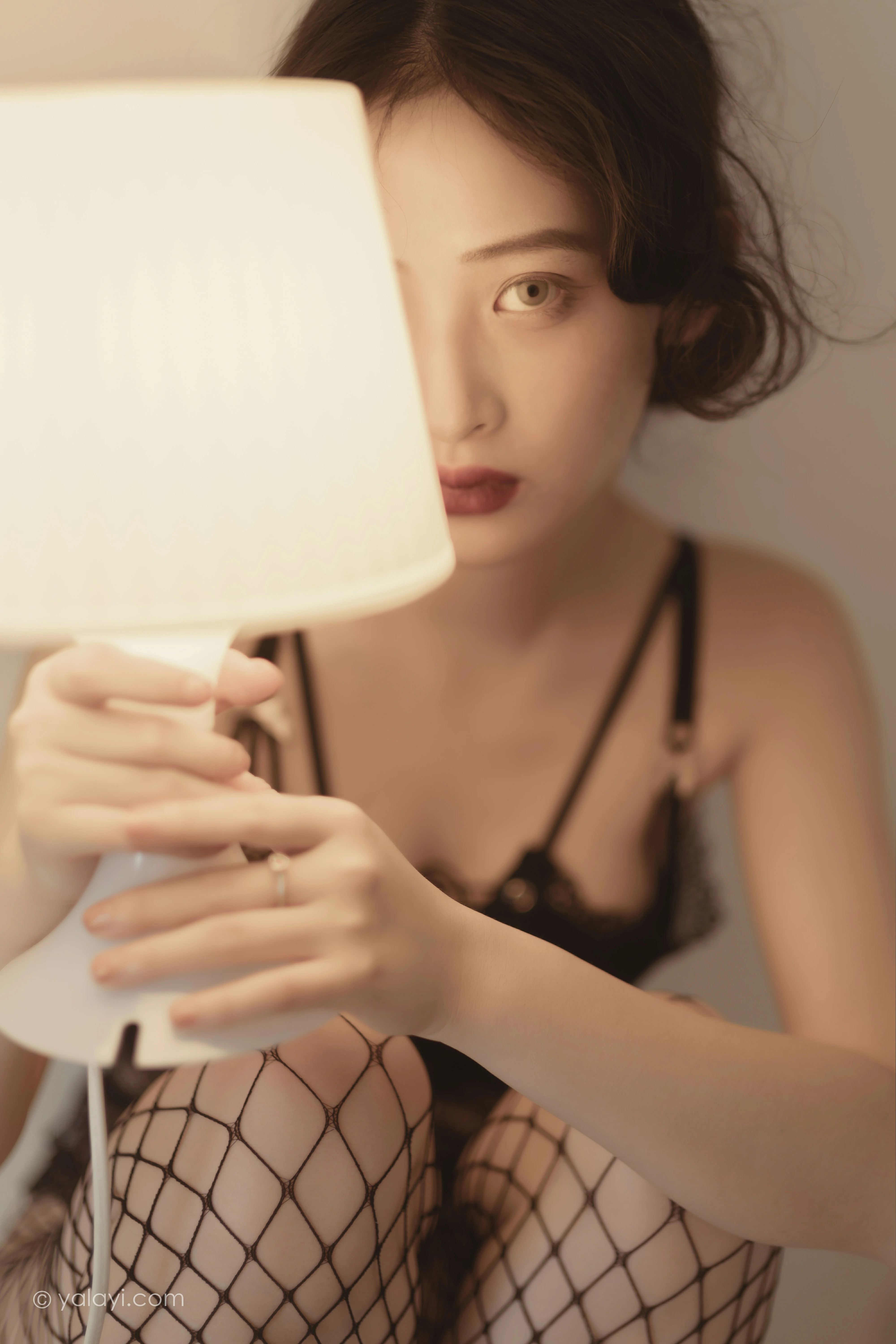 [YALAYI雅拉伊]NO.796 万人迷 西子 黑色蕾丝内衣加情趣渔网袜性感私房写真集第8张