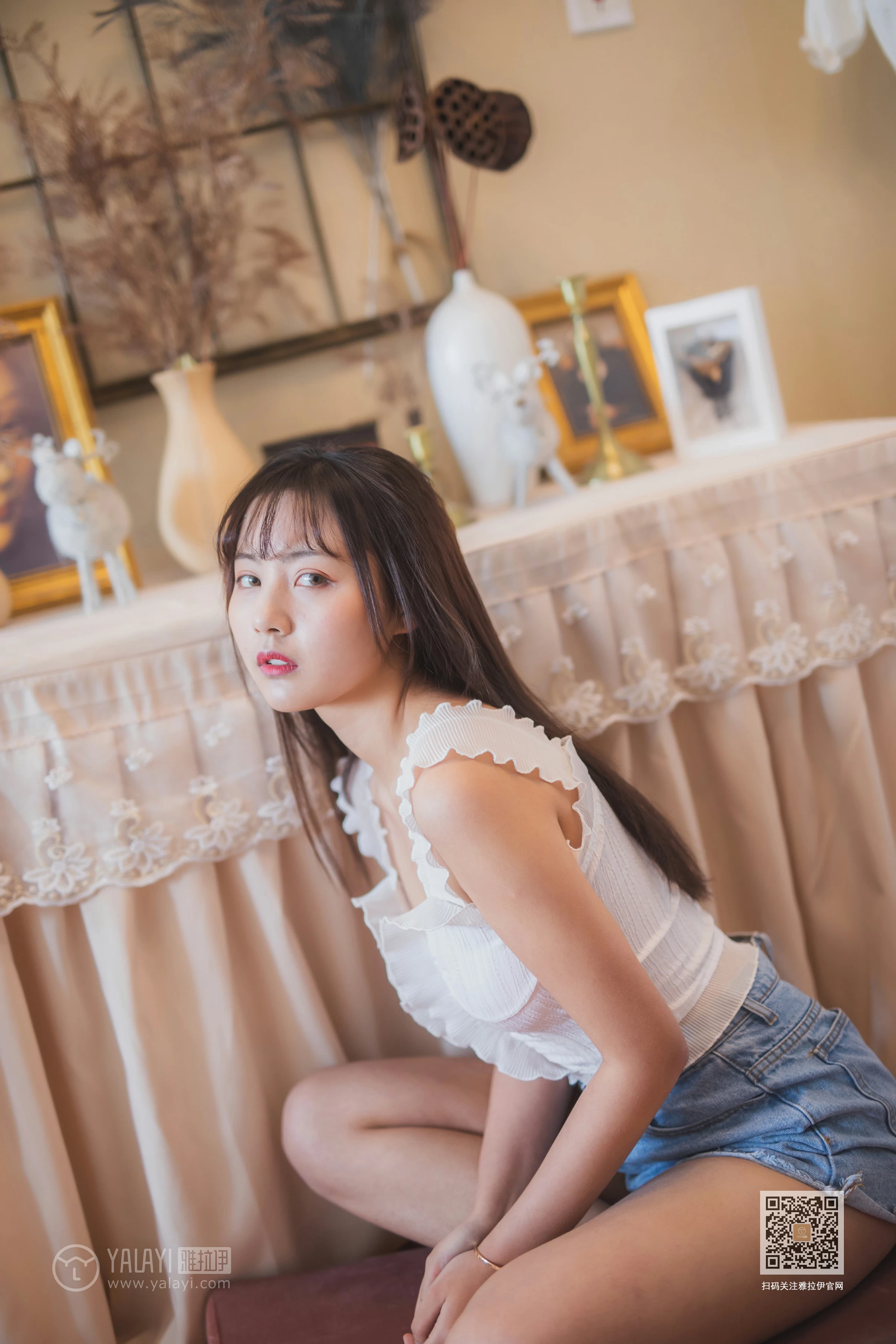[YALAYI雅拉伊]NO.627 《试衣间》 唐芯 白色蕾丝背心加牛仔热裤性感私房写真集第12张