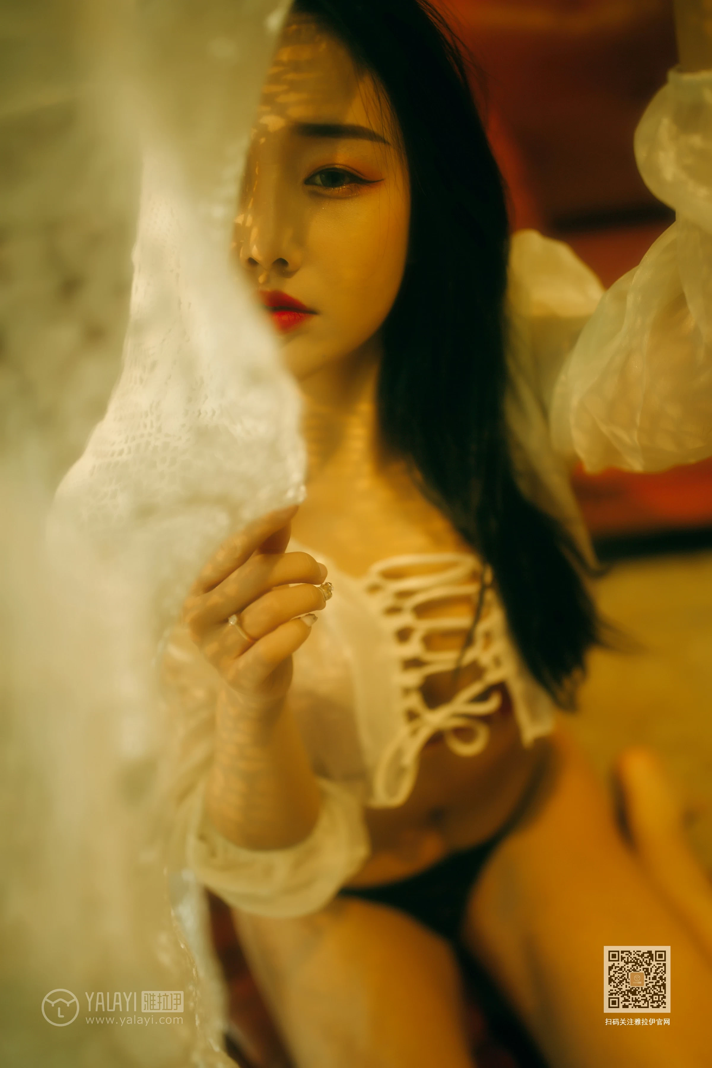 [YALAYI雅拉伊]NO.630 《华灯初上》 优优 白色透视衬衫加红色内衣性感私房写真集第7张