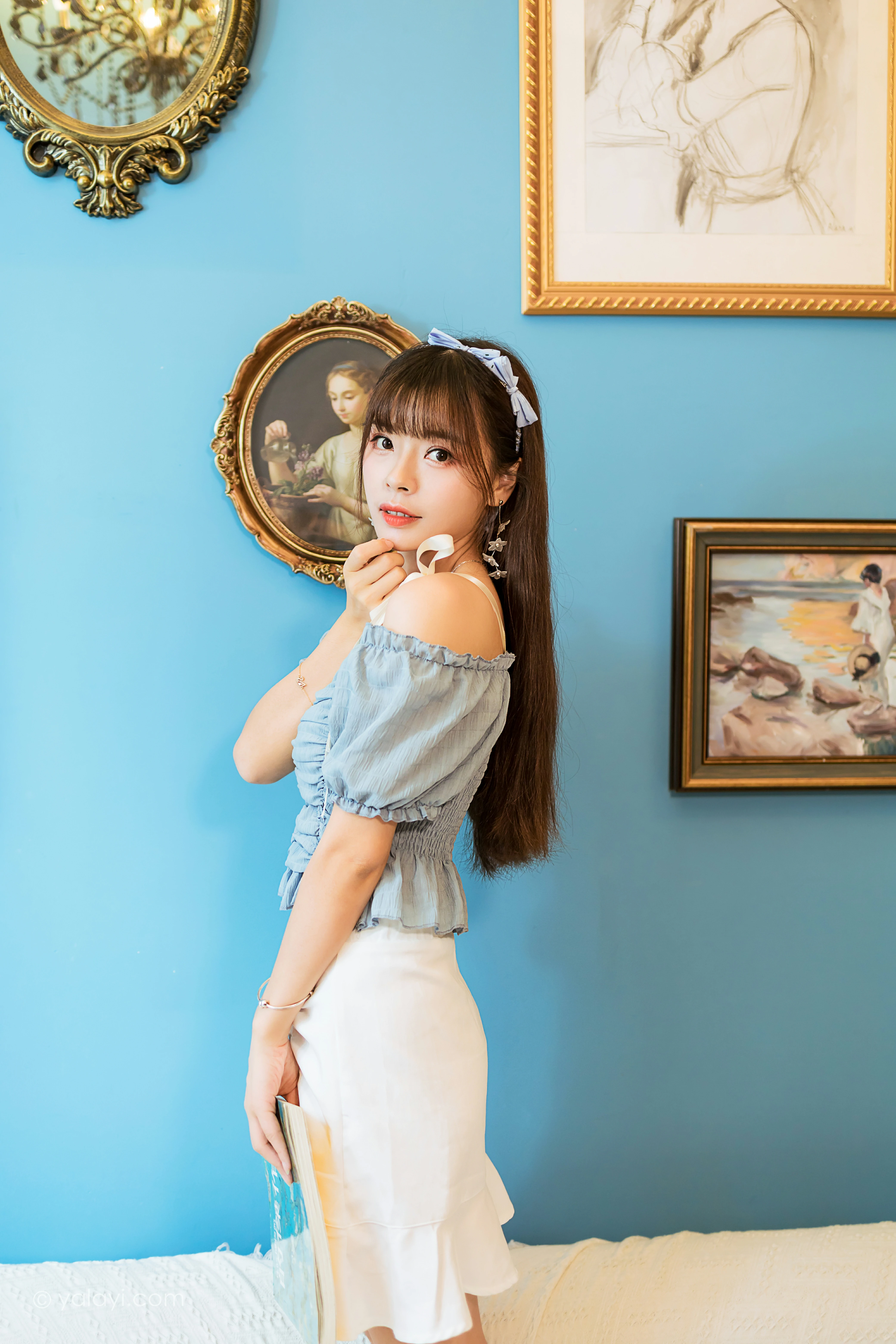 [YALAYI雅拉伊]NO.850 灵魂画师 程小蝶 蓝色抹胸上衣加白色短裙清纯可爱写真集第14张