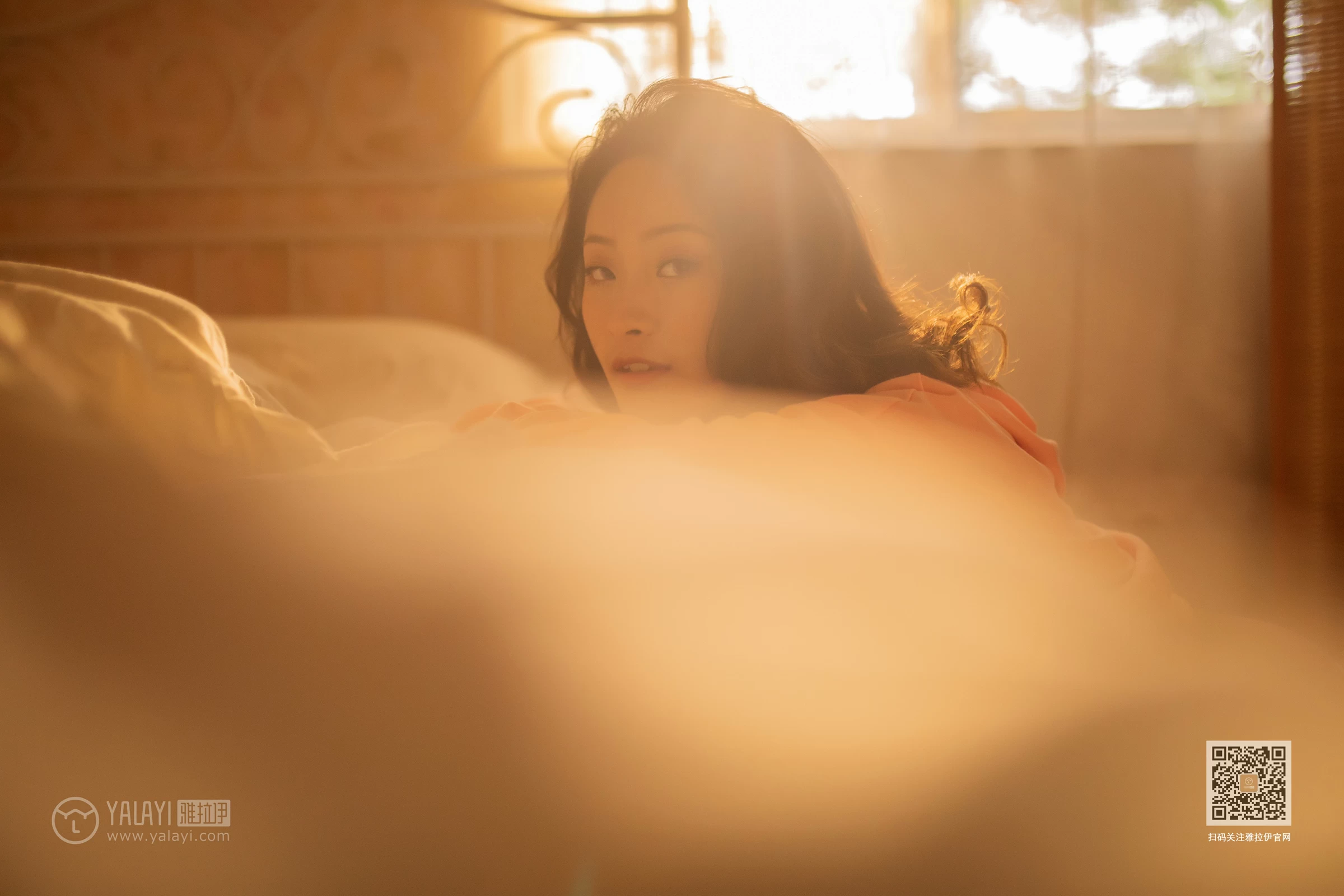 [YALAYI雅拉伊]NO.639 《慵懒小女人》 丁媛 红色卫衣居家性感私房写真集第5张