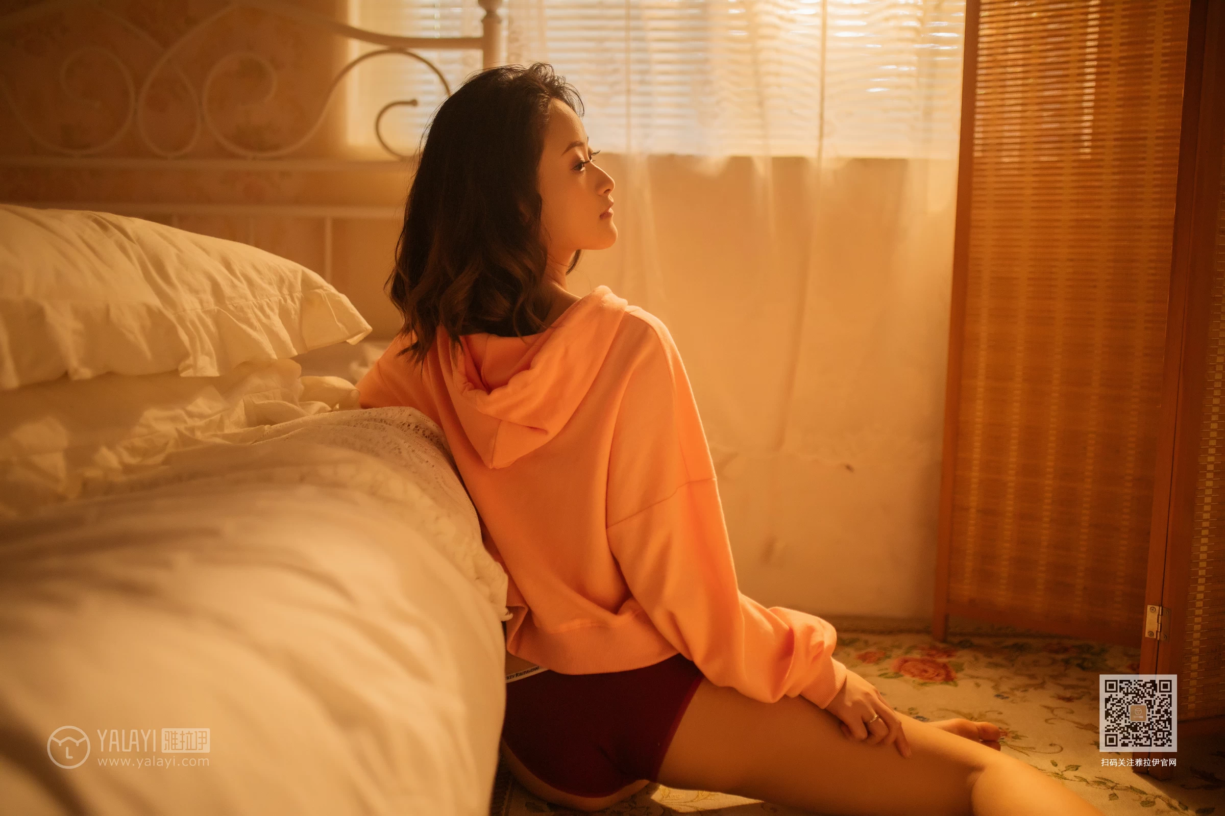 [YALAYI雅拉伊]NO.639 《慵懒小女人》 丁媛 红色卫衣居家性感私房写真集第12张