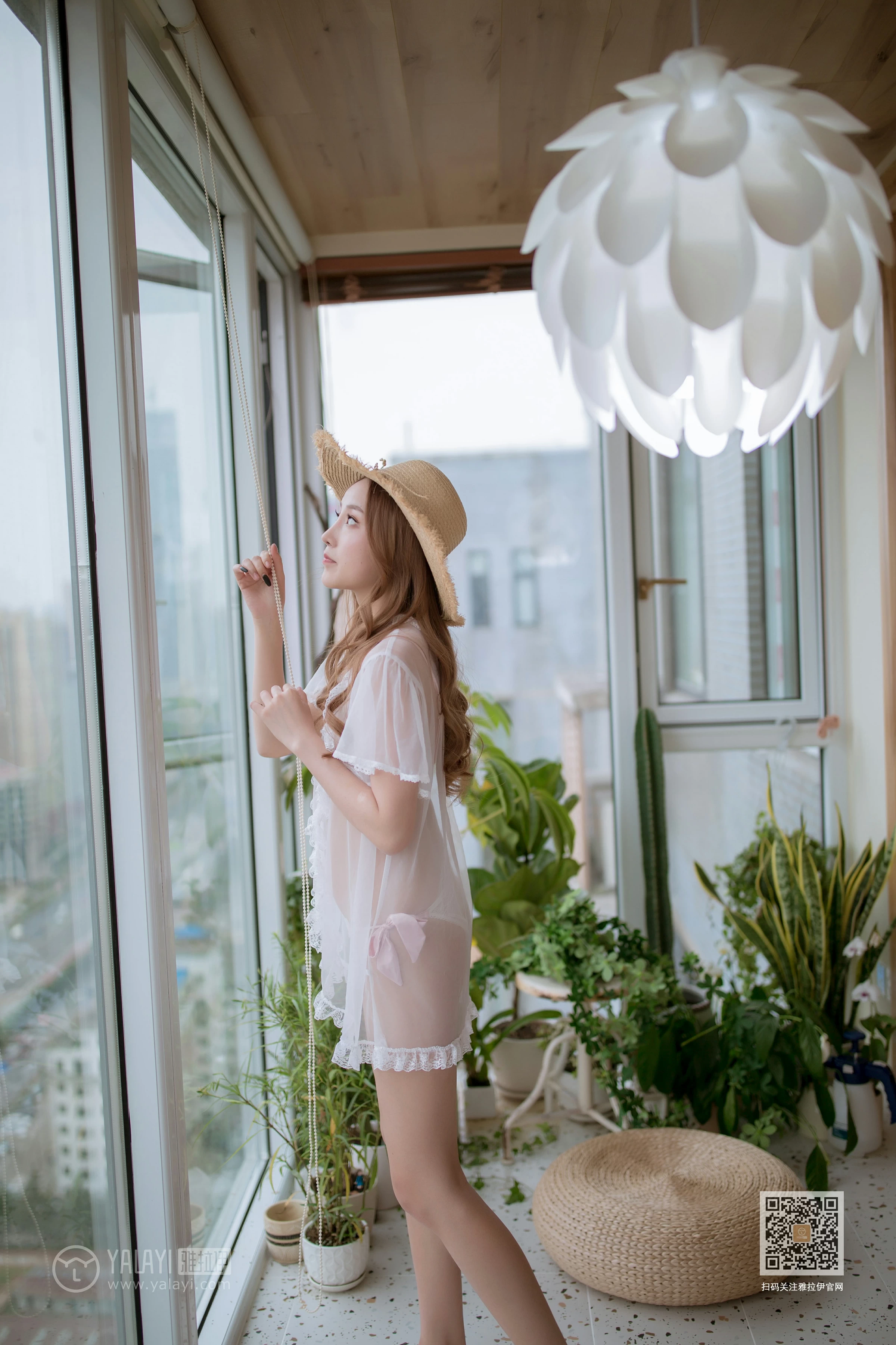 [YALAYI雅拉伊]NO.651 《从花园到闺房》 上官莹莹 白色透视睡衣加情趣内衣性感私房写真集第3张