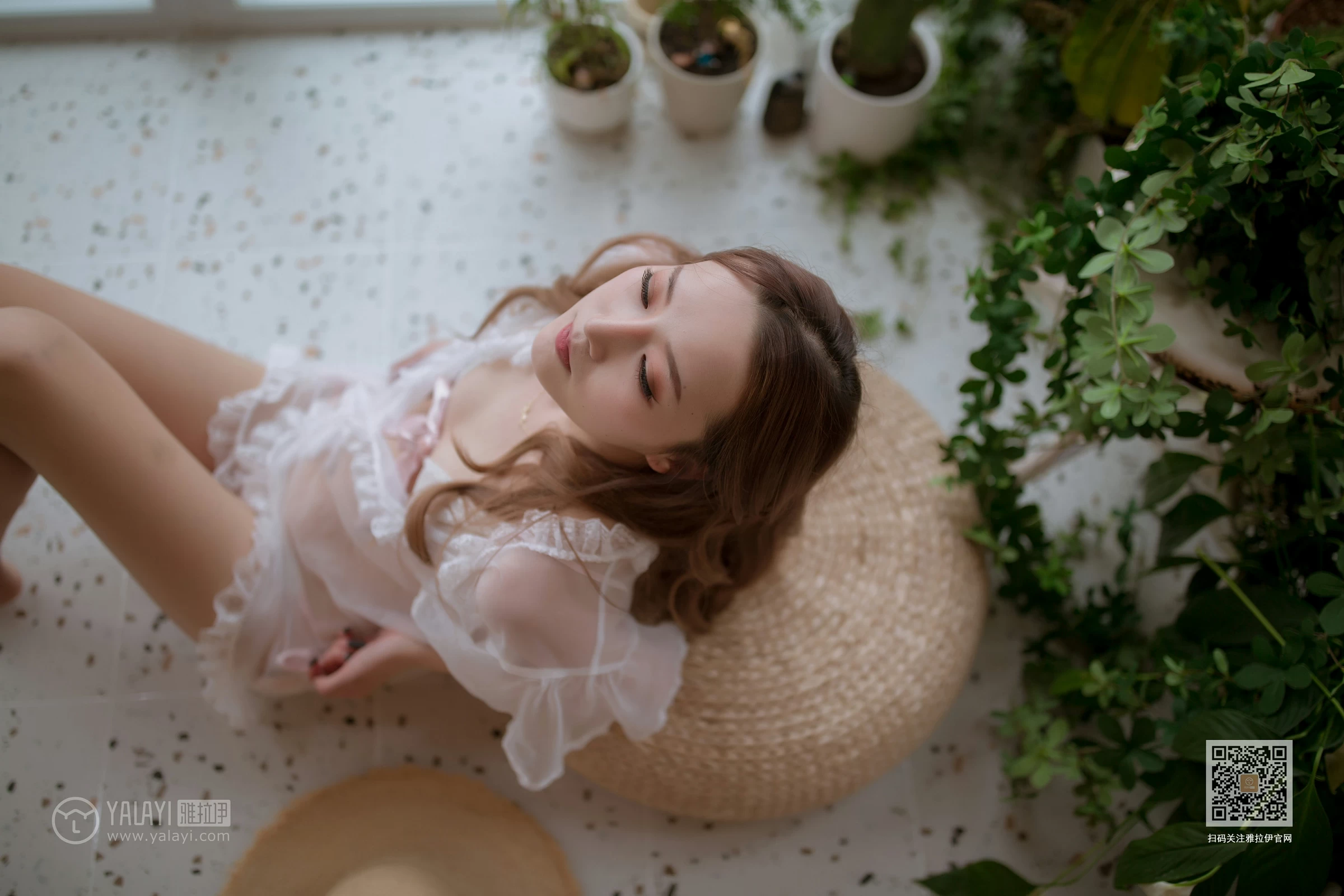 [YALAYI雅拉伊]NO.651 《从花园到闺房》 上官莹莹 白色透视睡衣加情趣内衣性感私房写真集第5张