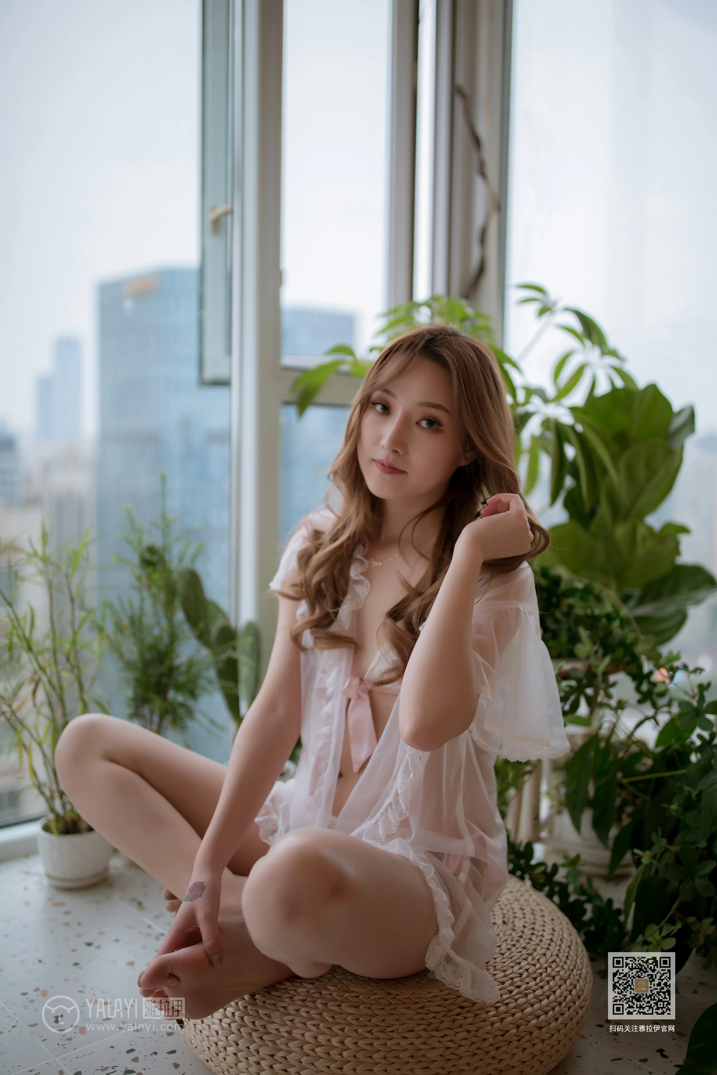 [YALAYI雅拉伊]NO.651 《从花园到闺房》 上官莹莹 白色透视睡衣加情趣内衣性感私房写真集第7张